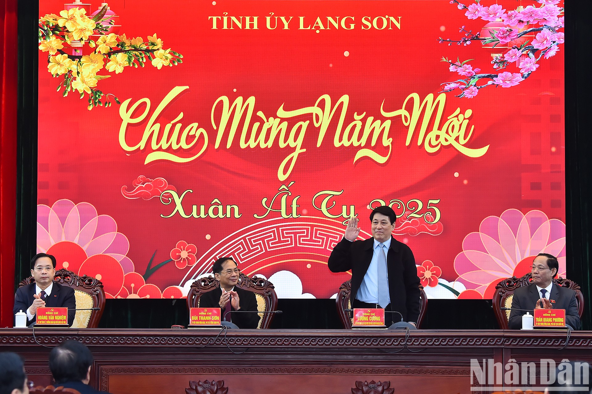 Chủ tịch nước Lương Cường cùng Phó Thủ tướng, Bộ trưởng Ngoại giao Bùi Thanh Sơn; Phó Chủ tịch Quốc hội Trần Quang Phương và Bí thư Tỉnh ủy Lạng Sơn Hoàng Văn Nghiệm tại buổi làm việc. (Ảnh: Thủy Nguyên)