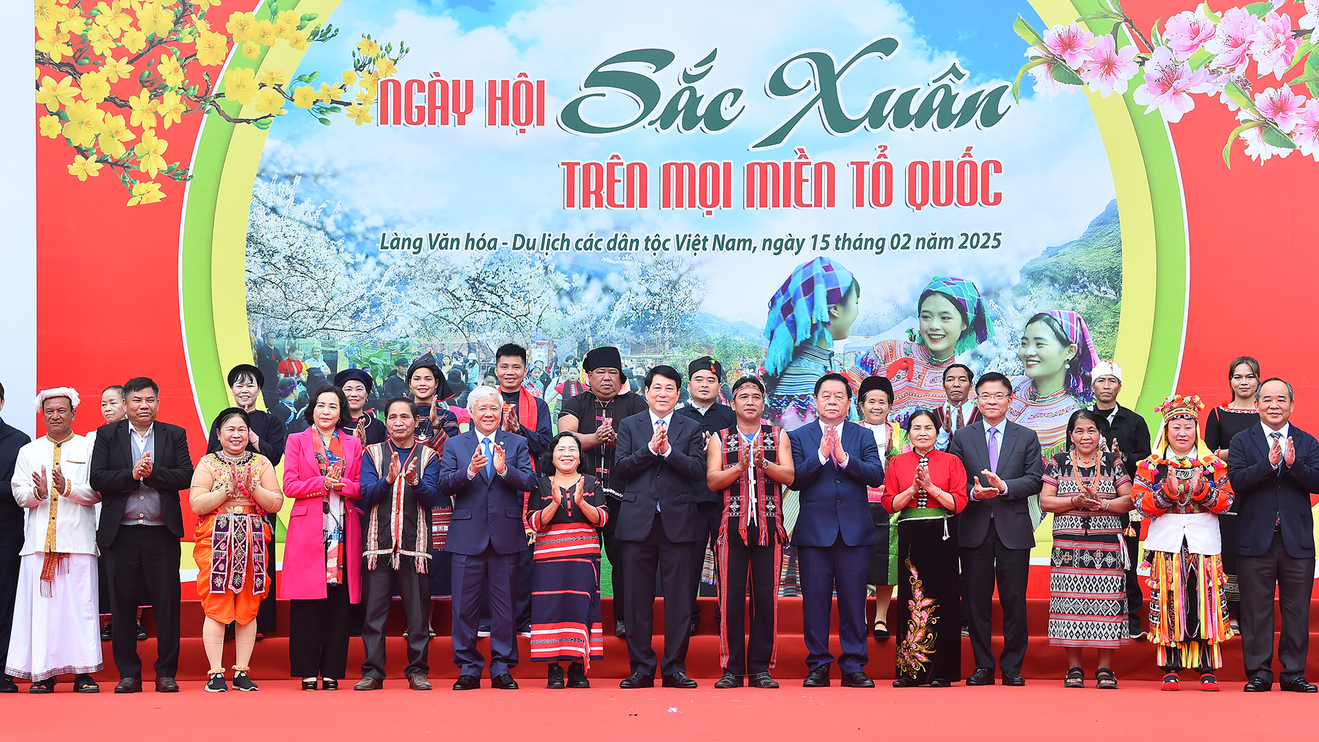 Chủ tịch nước Lương Cường cùng các đồng chí lãnh đạo Đảng, Nhà nước và đồng bào các dân tộc anh em tại Ngày hội "Sắc xuân trên mọi miền Tổ quốc".
