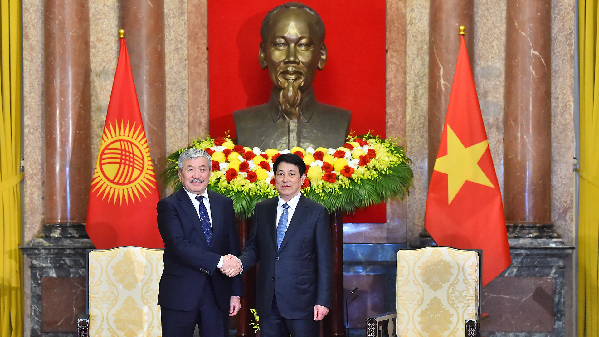 Chủ tịch nước Lương Cường và Thủ tướng Cộng hòa Kyrgyzstan Adylbek Kasymaliev.