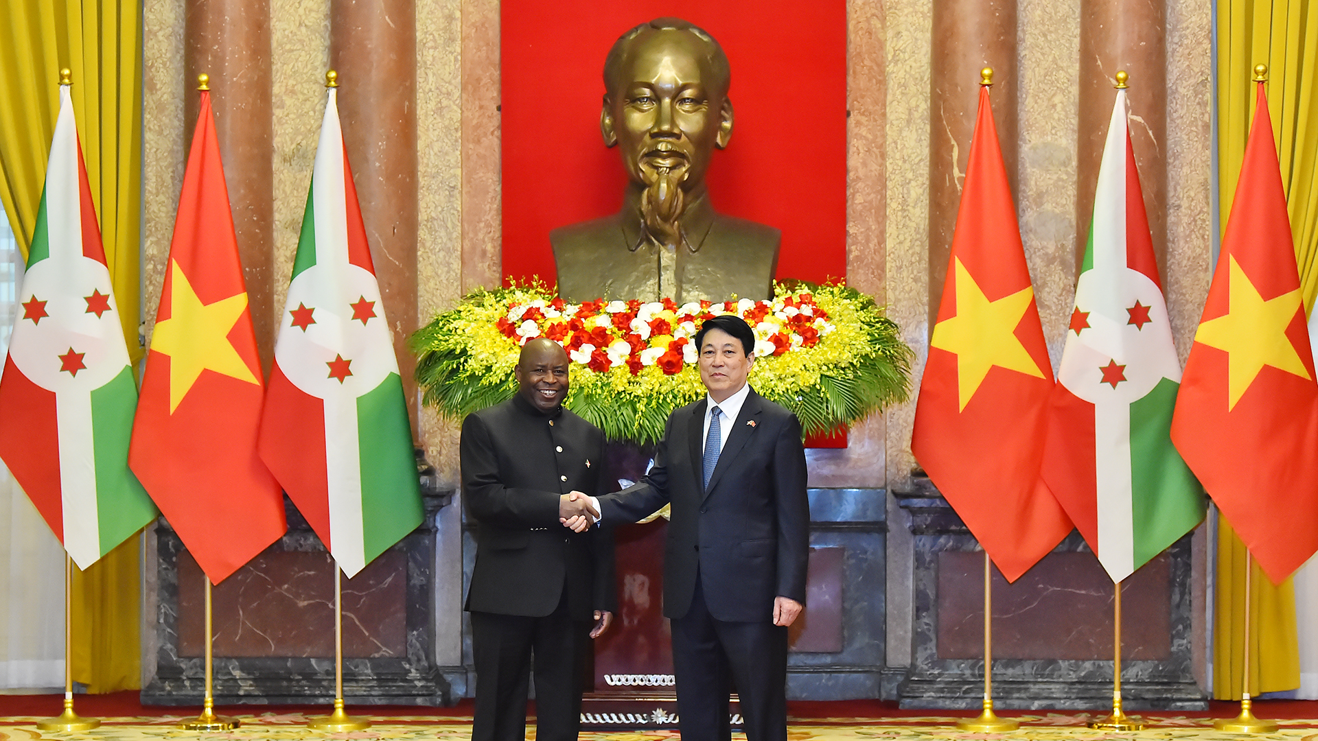 Chủ tịch nước Lương Cường và Tổng thống Burundi Évariste Ndayishimiye chụp ảnh chung sau lễ đón.