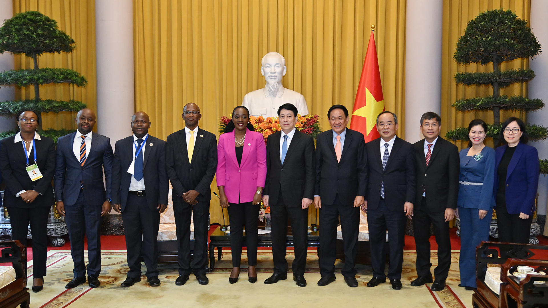 Chủ tịch nước Lương Cường và Bộ trưởng Quốc phòng Kenya Soipan Tuya cùng các đại biểu hai nước tại buổi tiếp.