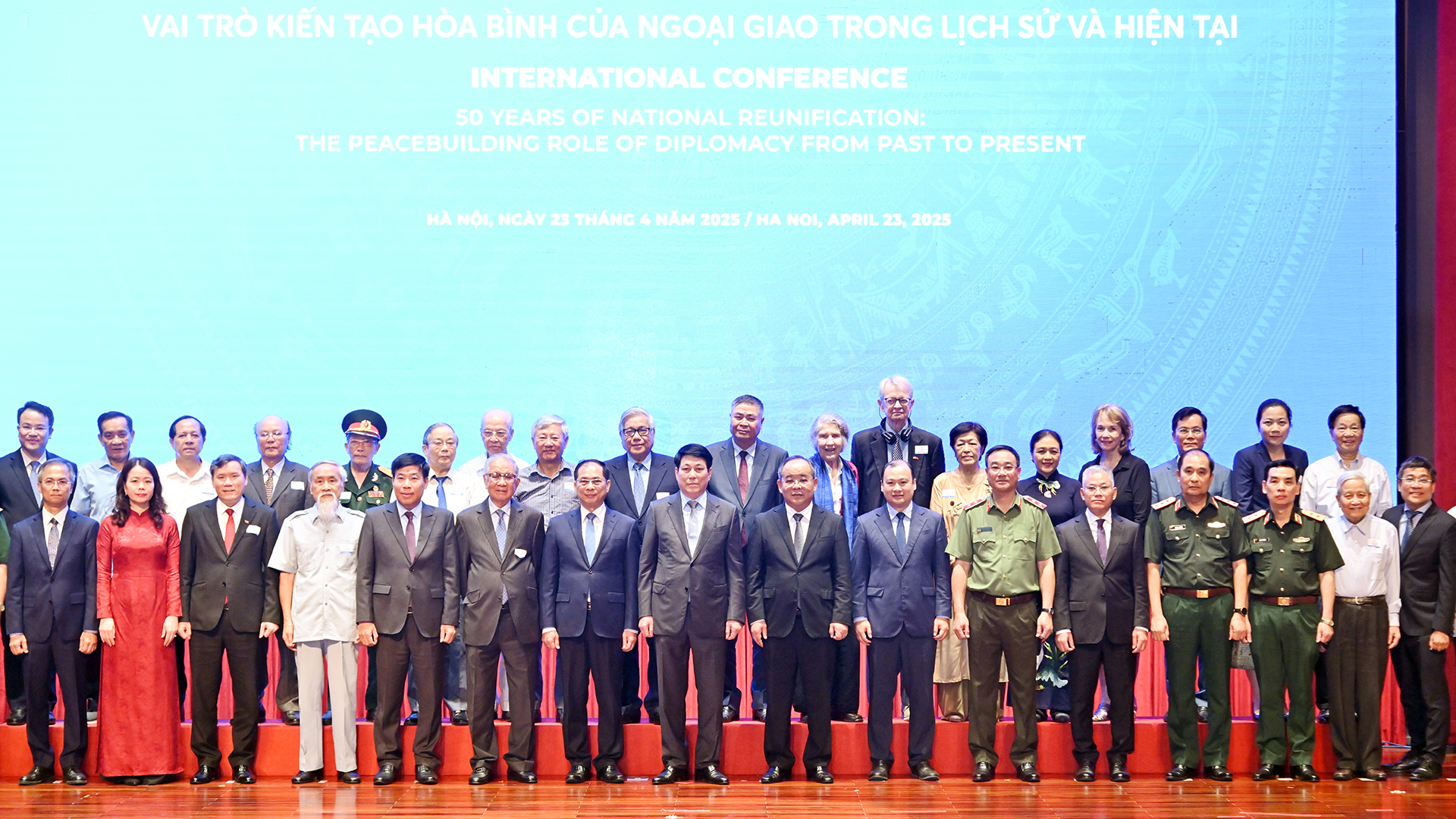 Chủ tịch nước Lương Cường với các đại biểu tại Hội thảo quốc tế với chủ đề “50 năm thống nhất đất nước: Vai trò kiến tạo của Ngoại giao trong lịch sử và hiện tại”. 