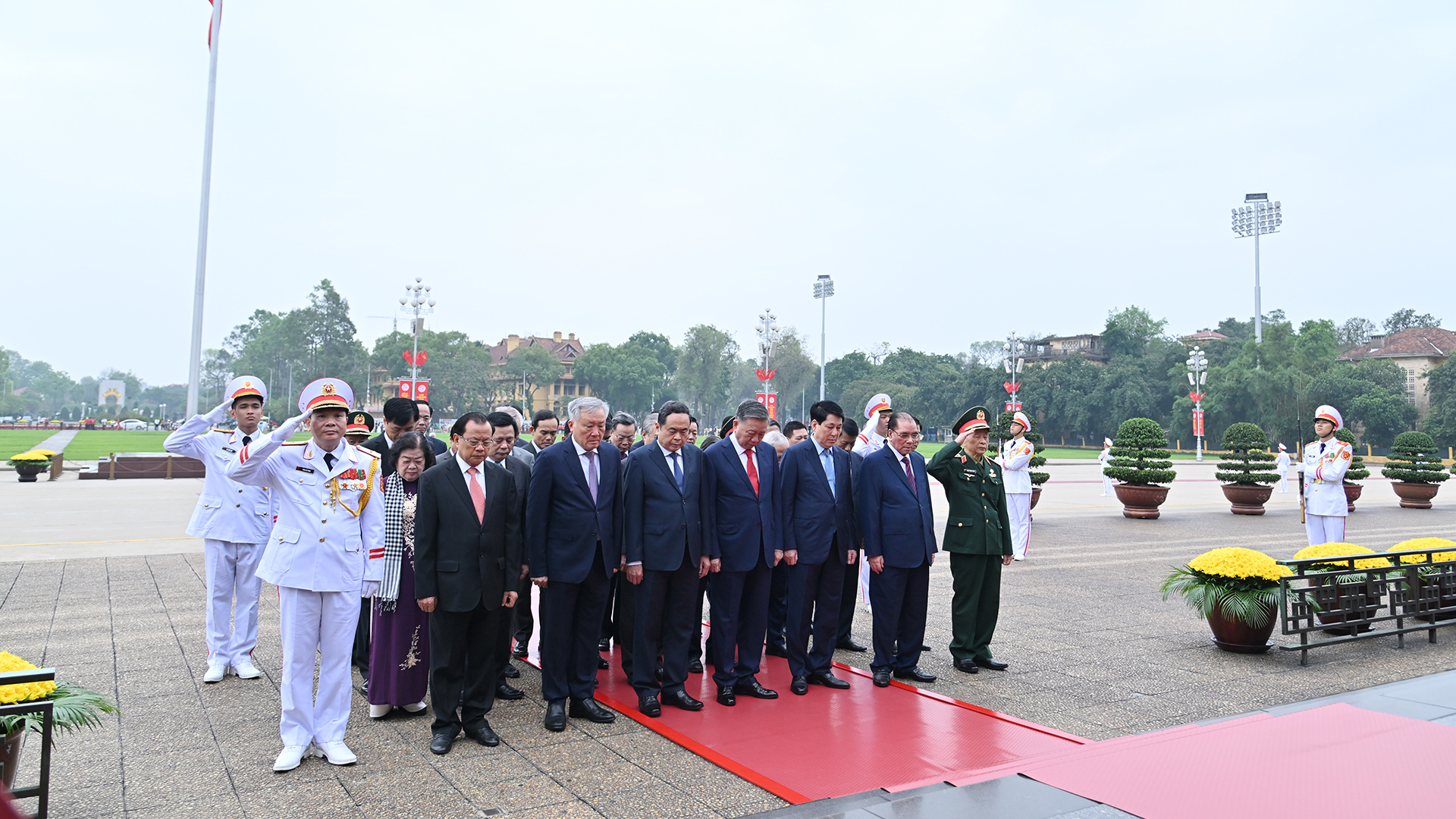 Các đồng chí lãnh đạo, nguyên lãnh đạo Đảng, Nhà nước thành kính tưởng nhớ công lao to lớn của Chủ tịch Hồ Chí Minh.