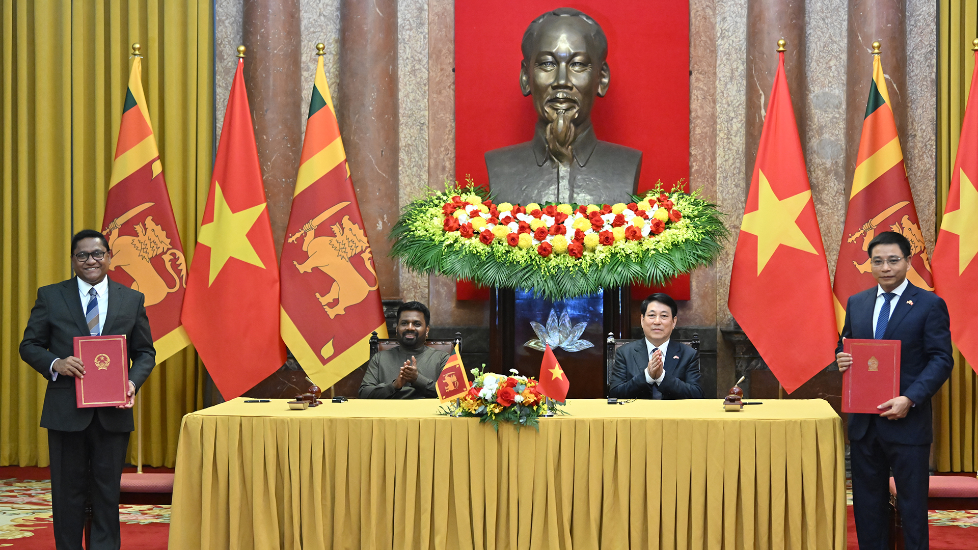 Chủ tịch nước Lương Cường và Tổng thống Sri Lanka Anura Kumara Dissanayaka tại lễ ký Hiệp định giữa Chính phủ nước Cộng hòa xã hội chủ nghĩa Việt Nam và Chính phủ nước Cộng hòa xã hội chủ nghĩa dân chủ Sri Lanka về hợp tác và trợ giúp lẫn nhau trong lĩnh vực hải quan.