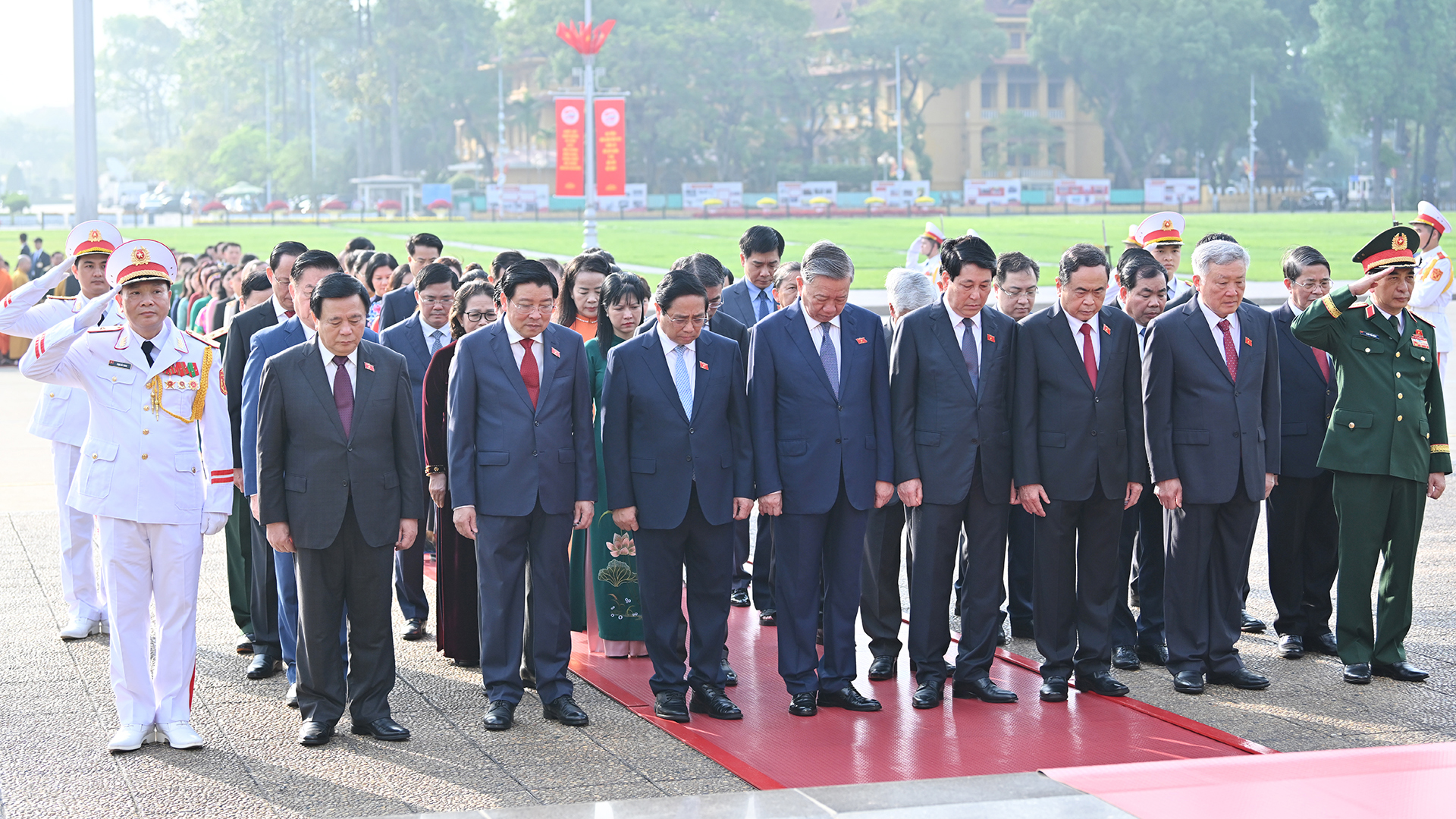Tổng Bí thư Tô Lâm, Chủ tịch nước Lương Cường, Thủ tướng Phạm Minh Chính, Chủ tịch Quốc hội Trần Thanh Mẫn cùng các đồng chí lãnh đạo Đảng, Nhà nước, đại biểu Quốc hội thành kính tưởng nhớ Chủ tịch Hồ Chí Minh. 
