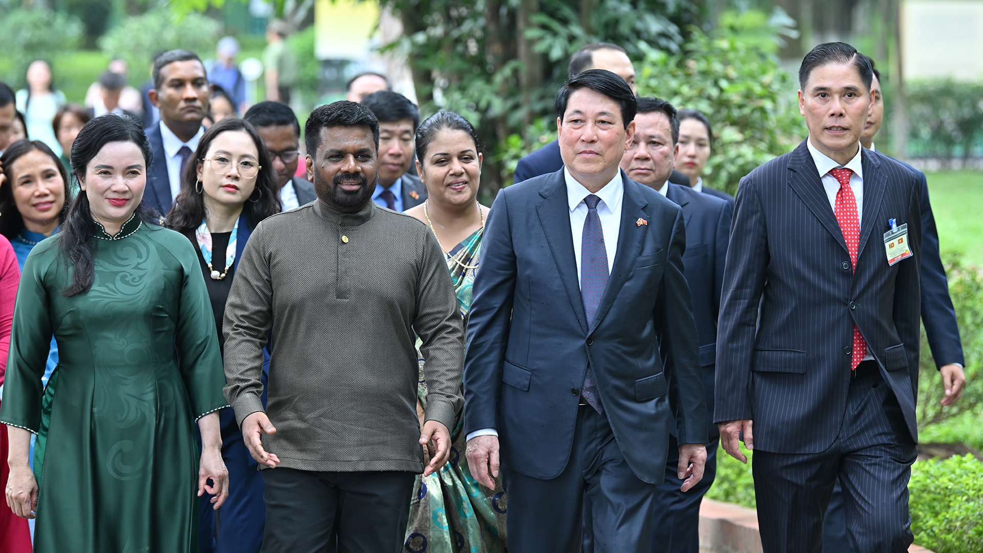 Chủ tịch nước Lương Cường và Tổng thống Sri Lanka Anura Kumara Dissanayaka cùng các đại biểu thăm Khu di tích Chủ tịch Hồ Chí Minh trong khuôn viên Phủ Chủ tịch.