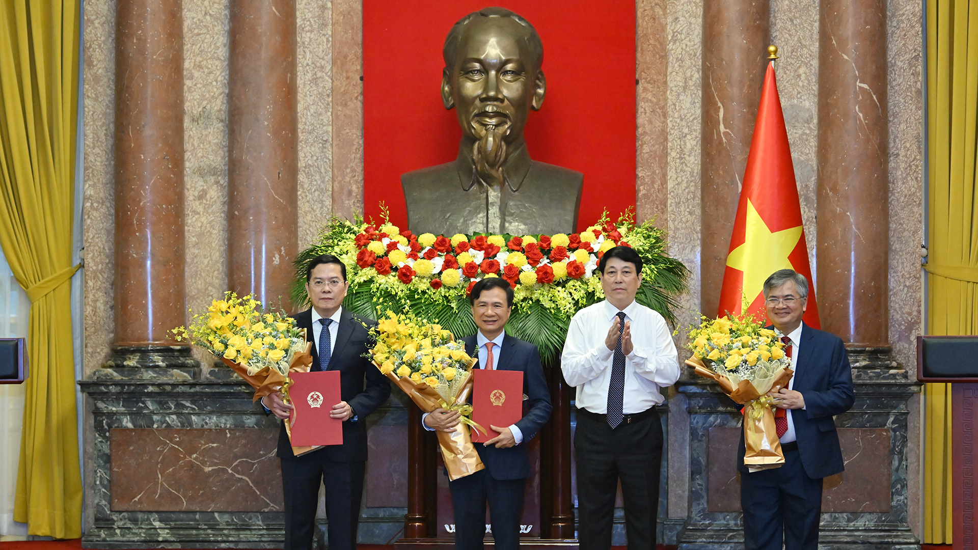 Chủ tịch nước Lương Cường trao quyết định bổ nhiệm Phó chủ nhiệm Văn phòng Chủ tịch nước cho các đồng chí Cấn Đình Tài, Nguyễn Hoàng Anh, Nguyễn Dũng Tiến.