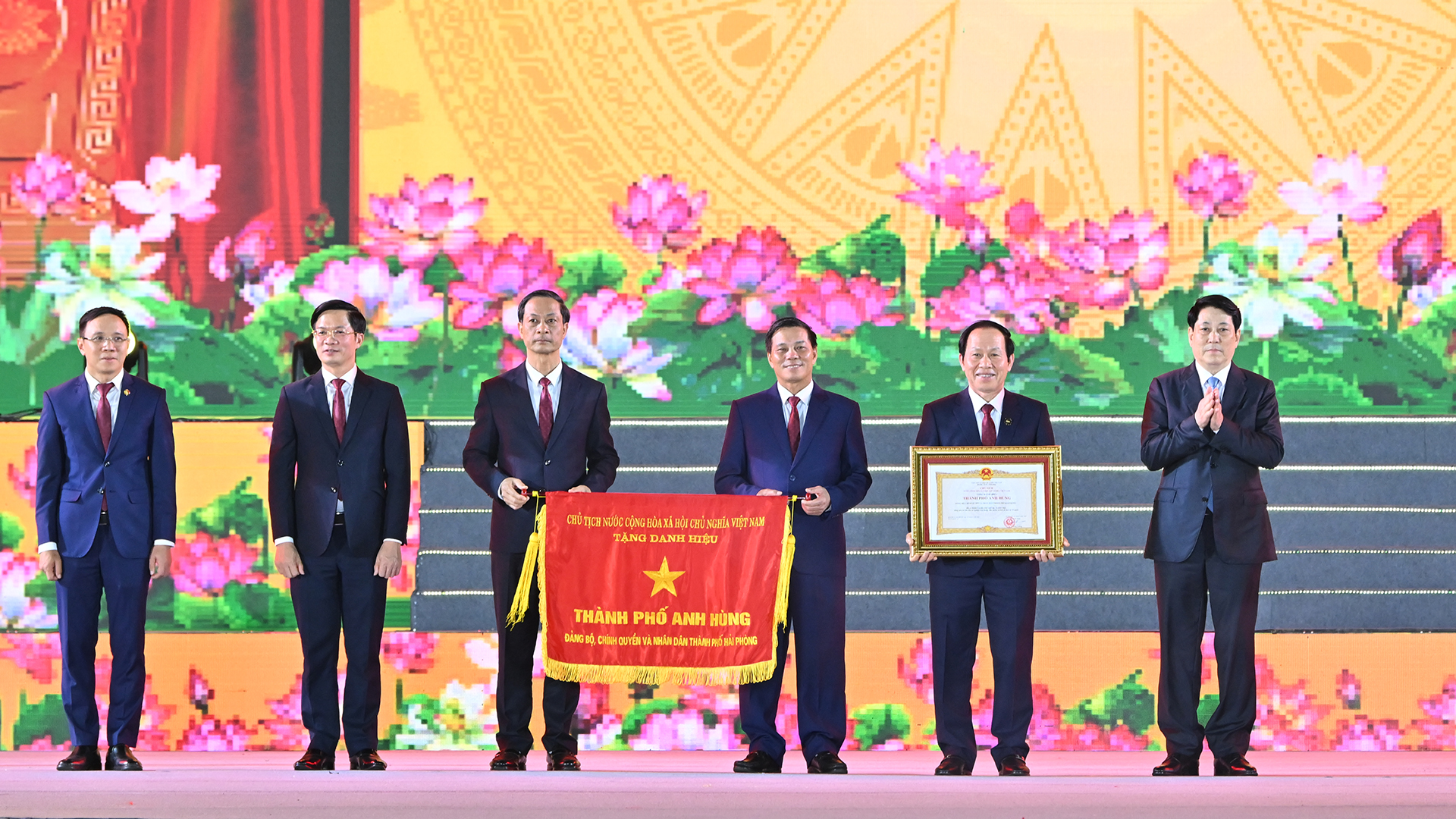 Chủ tịch nước Lương Cường trao tặng Danh hiệu "Thành phố Anh hùng" tặng Đảng bộ, chính quyền và nhân dân thành phố Hải Phòng.