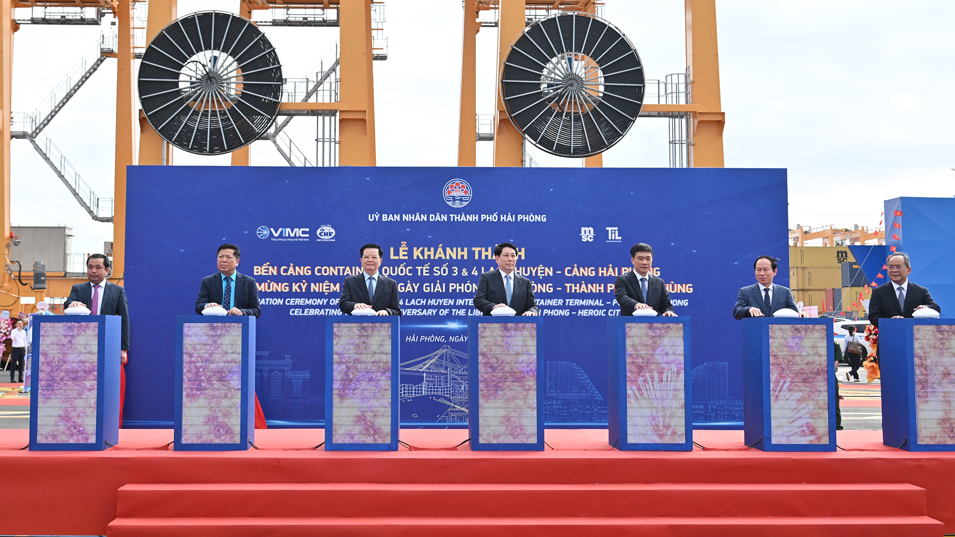 Chủ tịch nước Lương Cường và các đại biểu bấm nút khánh thành bến cảng container quốc tế số 3 và 4 Lạch Huyện, Cảng Hải Phòng.
