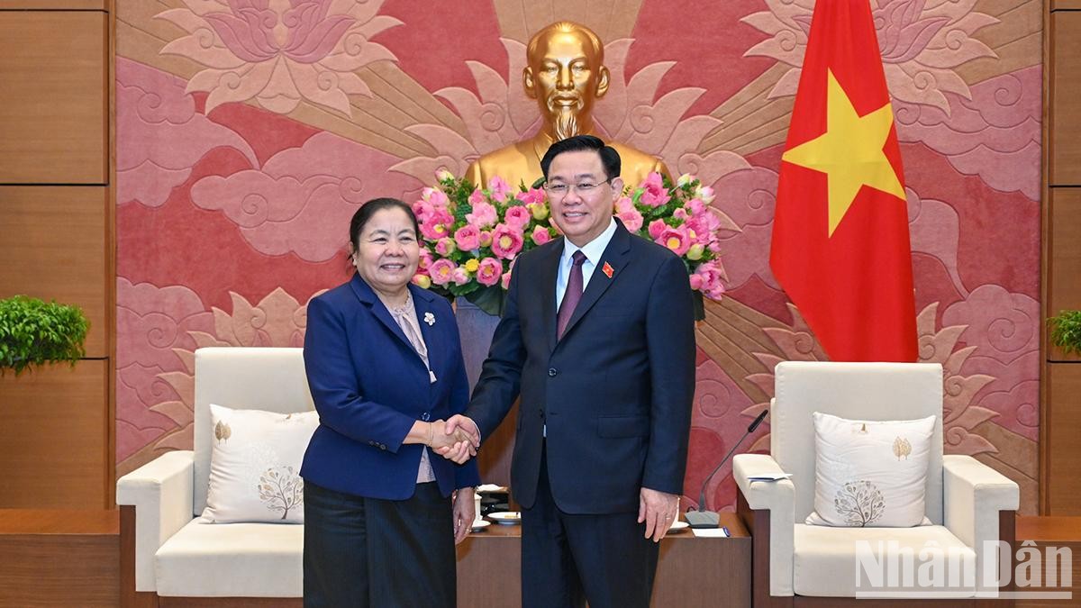 Chủ tịch Quốc hội Vương Đình Huệ và đồng chí Sisay Leudetmounsone, Ủy viên Bộ Chính trị, Bí thư Trung ương Đảng, Trưởng Ban Tổ chức Trung ương Đảng Nhân dân Cách mạng Lào tại buổi tiếp. (Ảnh: Duy Linh)