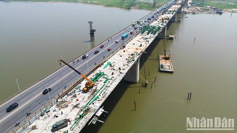 Dự án cầu Vĩnh Tuy giai đoạn 2 có tổng mức đầu tư hơn 2.500 tỷ đồng, được khởi công đầu tháng 1/2021 và dự kiến hoàn thành trong năm 2023. 