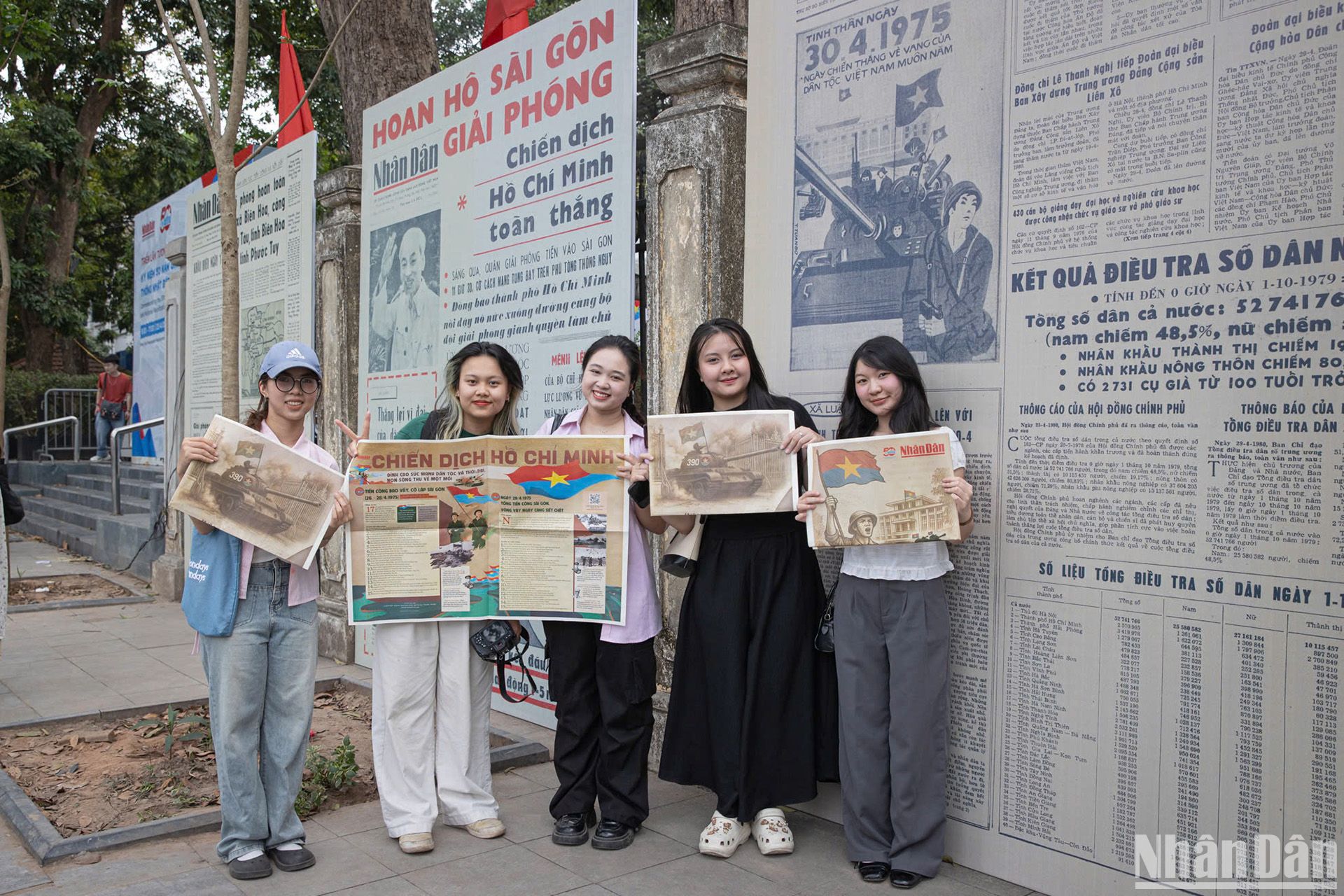 Em Hoàng Thùy Linh (thứ hai từ trái sang) cùng nhóm bạn Học viện Báo chí và Tuyên truyền cùng phụ san đặc biệt của Báo Nhân Dân. (Ảnh: SƠN TÙNG)