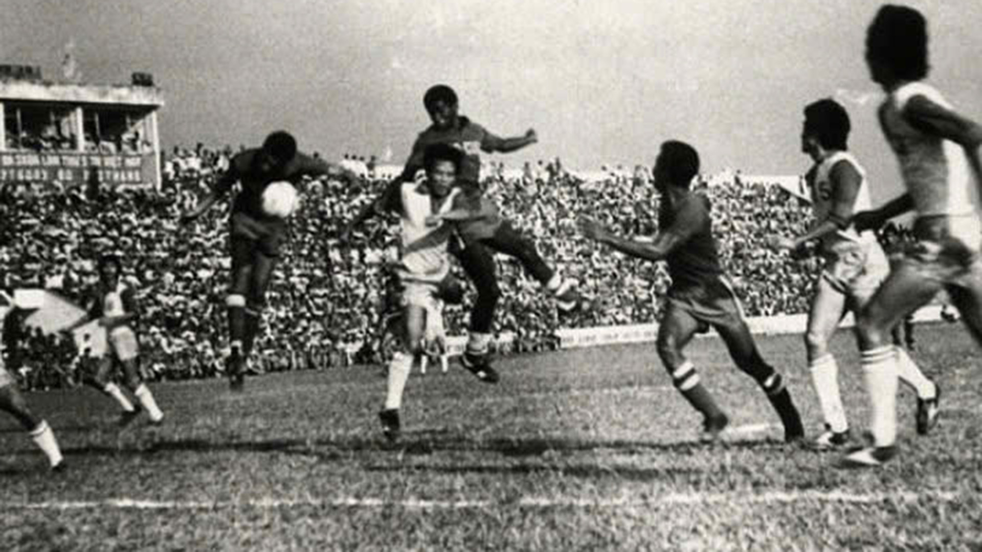 Cuộc hội ngộ bóng đá 2 miền nam-bắc trên sân Thống Nhất ngày 7/11/1976. (Ảnh tư liệu của These Football Times)