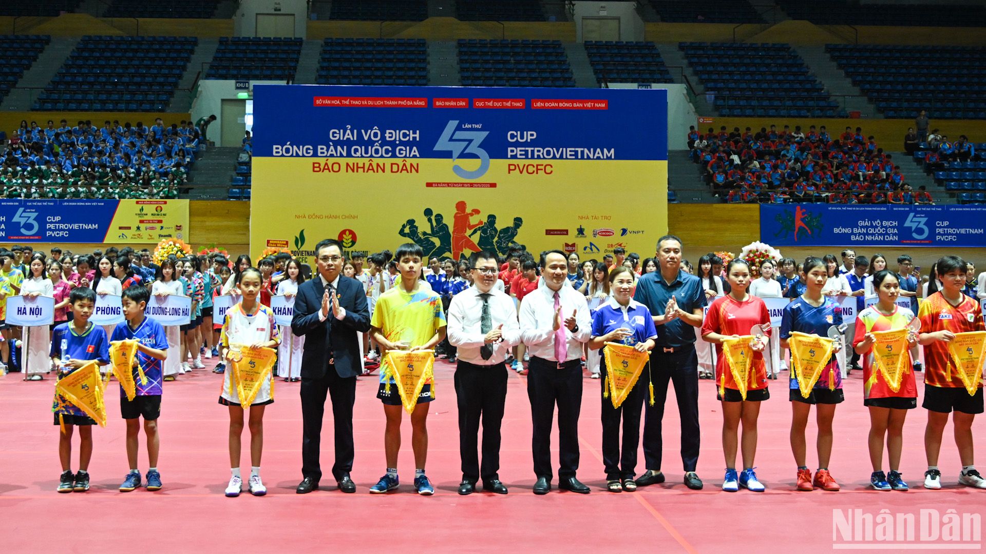 Các đại biểu trao cờ lưu niệm và kỷ niệm chương cho các đoàn vận động viên. (Ảnh: DUY LINH)