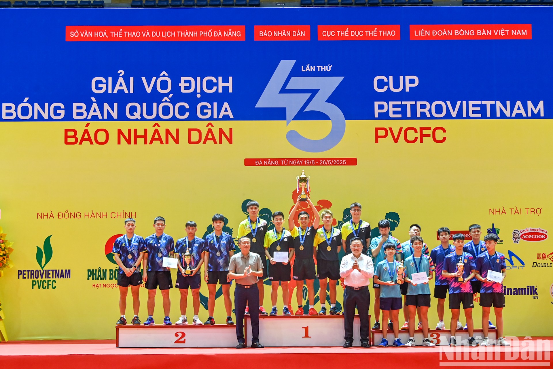 Đại diện Ban tổ chức trao huy chương và cúp cho các đội đoạt giải tại nội dung đồng đội nam. (Ảnh: DUY LINH)