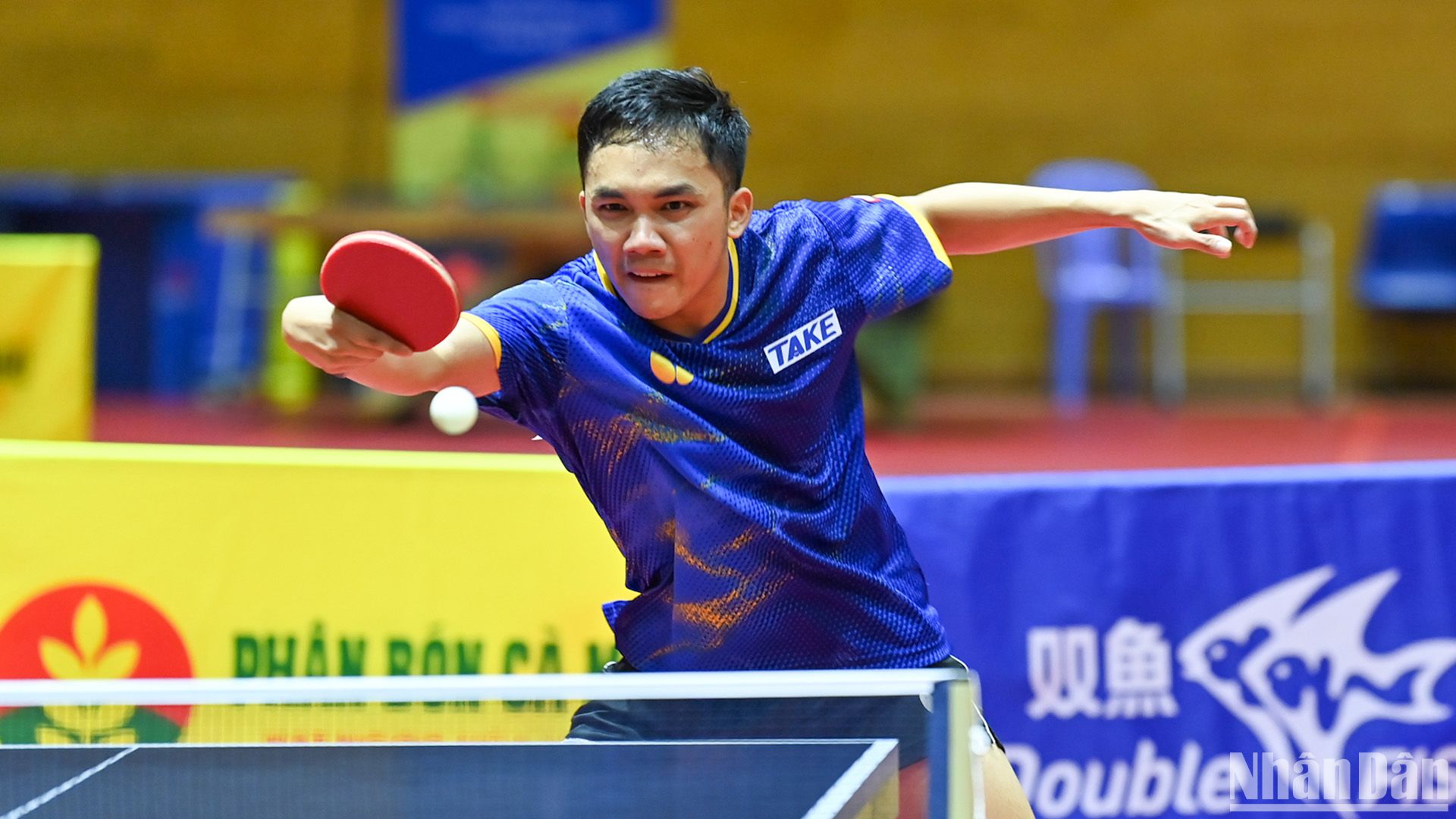 Tay vợt sinh năm 2001 - Đinh Anh Hoàng thi đấu bùng nổ tại trận chung kết đơn nam Giải vô địch bóng bàn quốc gia Báo Nhân Dân lần thứ 43. (Ảnh: DUY LINH)