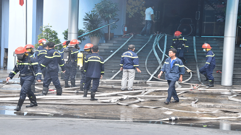 Lực lượng chữa cháy chuyên nghiệp mang bảo hộ tiếp cận hiện trường.