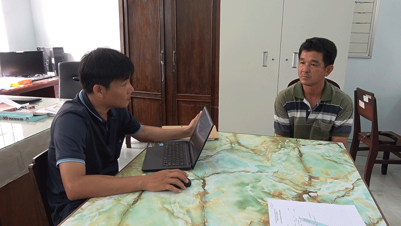 Đối tượng giết người Nguyễn Hoàng Triều (bên phải) tại cơ quan Công an. (Ảnh: THANH VIỆT)