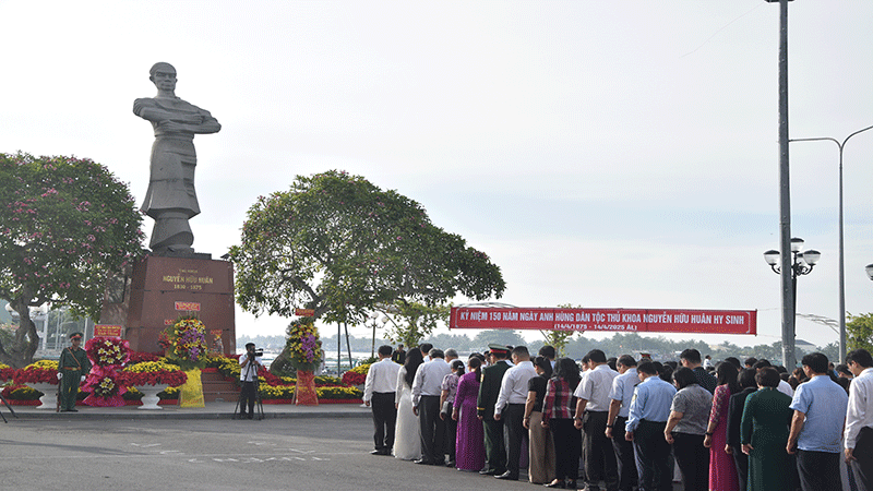 Đặt tràng hoa, thắp hương tại Tượng đài Anh hùng dân tộc Thủ khoa Nguyễn Hữu Huân, Phường 1, thành phố Mỹ Tho (Tiền Giang).