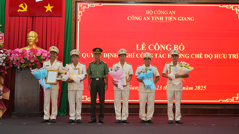 Giám đốc Công an tỉnh Tiền Giang Nguyễn Văn Nhựt trao quyết định nghỉ công tác hưởng chế độ cho các đồng chí cấp trưởng phòng.
