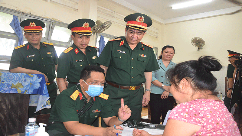 Cán bộ, chiến sĩ Tổng cục II thăm hỏi, khám bệnh cho người dân tại xã Tân Phú, thị xã Cai Lậy (Tiền Giang).