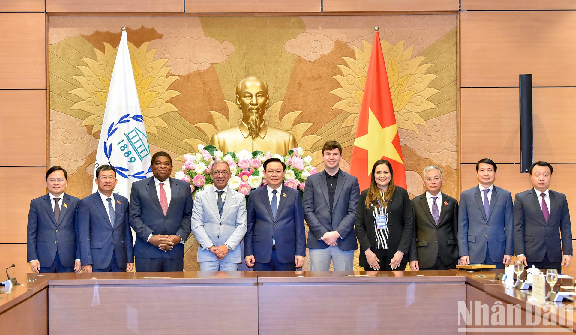 Chủ tịch Quốc hội Vương Đình Huệ, Chủ tịch IPU Duarte Pacheco, Tổng Thư ký IPU Martin Chungong, Chủ tịch IPU trẻ Dan Carden chụp ảnh lưu niệm với các đại biểu tại buổi tiếp.