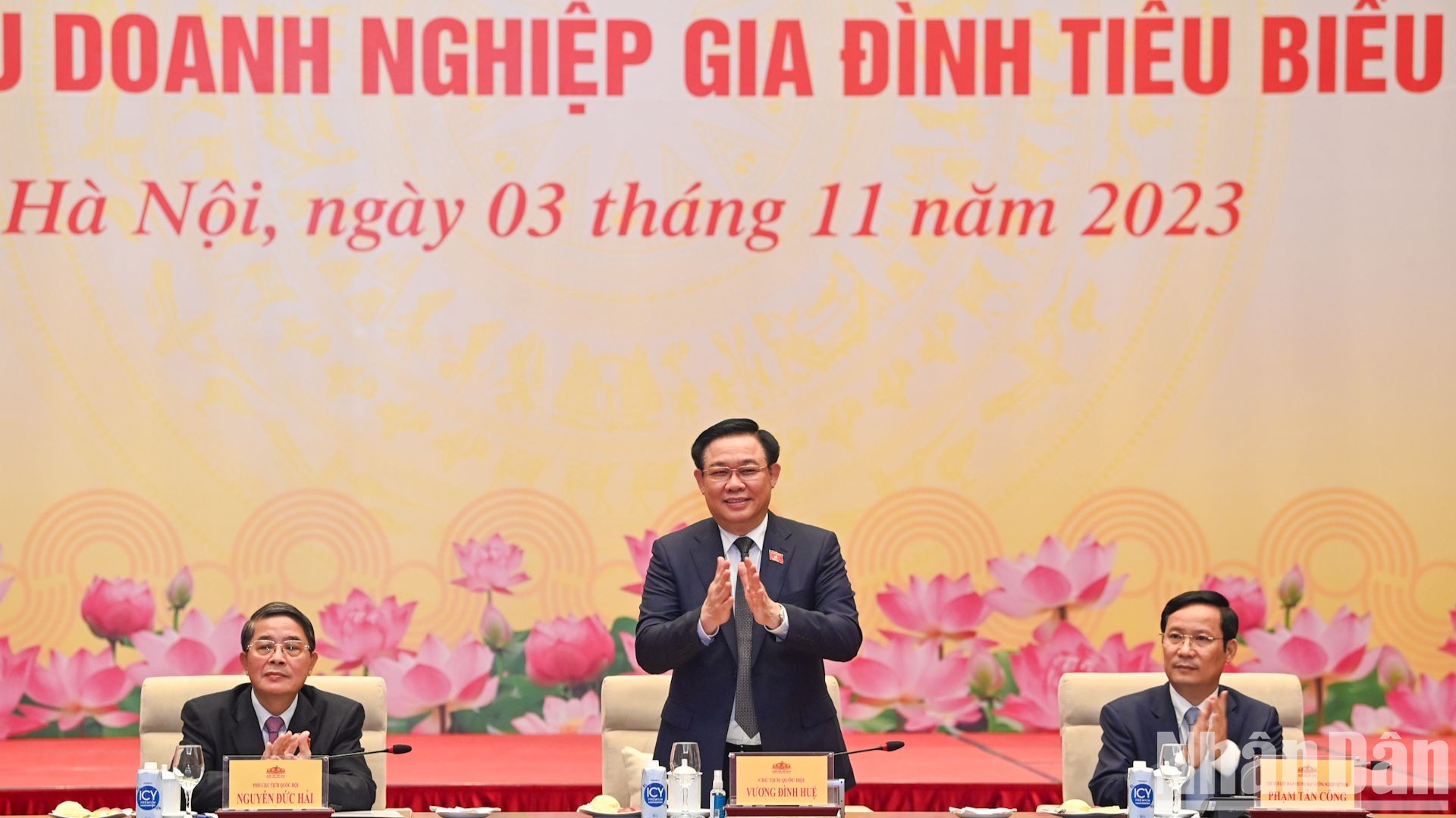 Chủ tịch Quốc hội Vương Đình Huệ chủ trì buổi gặp mặt đoàn đại biểu doanh nghiệp gia đình tiêu biểu cả nước.