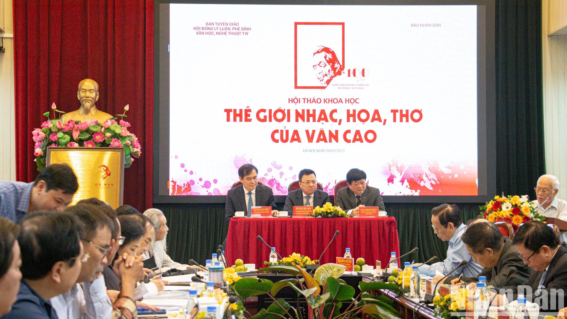 Đồng chí Lê Quốc Minh, Ủy viên Trung ương Đảng, Tổng Biên tập Báo Nhân Dân; Phó Giáo sư, Tiến sĩ, nhà văn Nguyễn Thế Kỷ và đồng chí Phan Xuân Thủy, Phó Trưởng Ban Tuyên giáo Trung ương chủ trì Hội thảo.