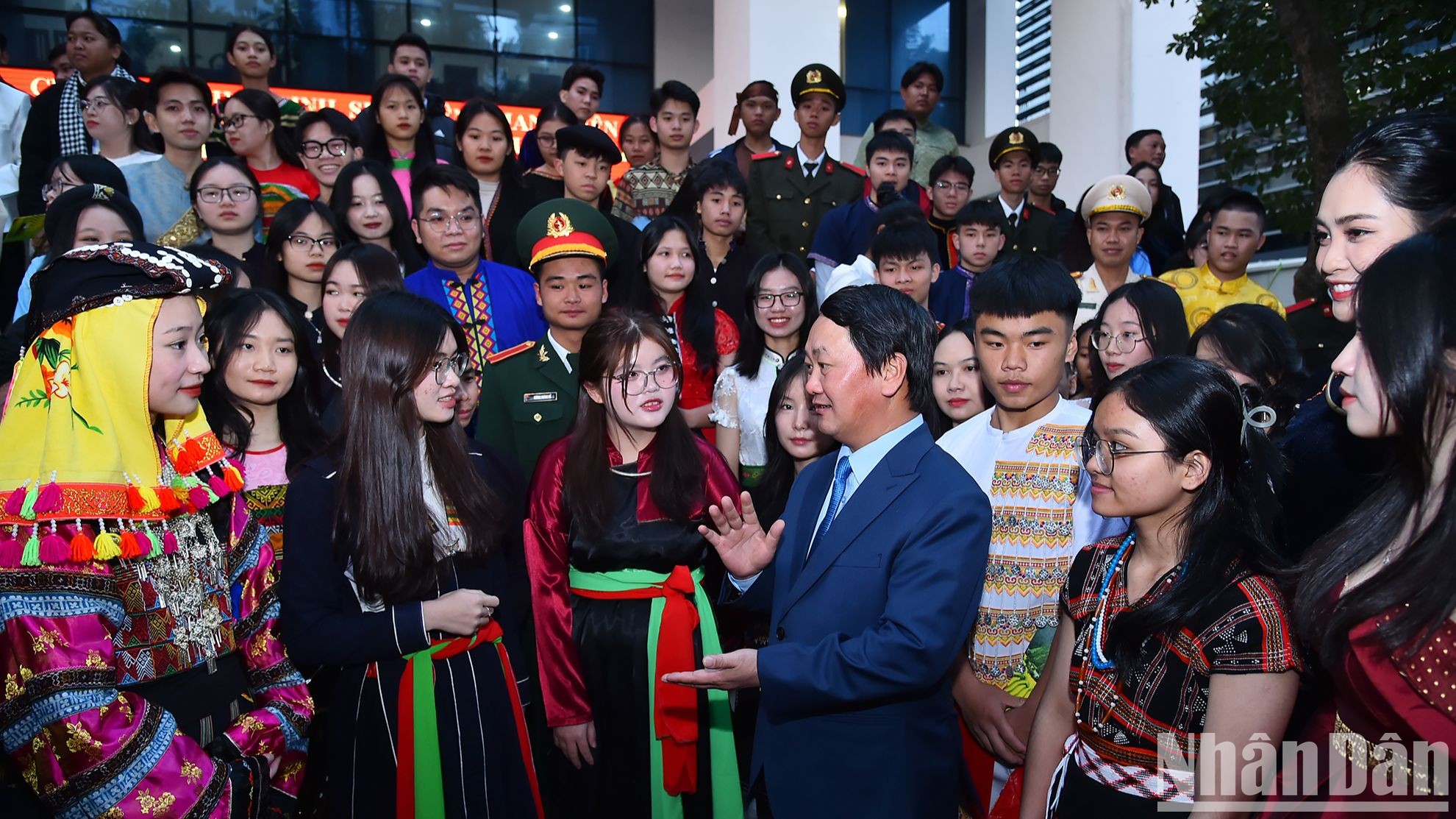 Bộ trưởng, Chủ nhiệm Ủy ban Dân tộc Hầu A Lềnh với các bạn học sinh, sinh viên, thanh niên dân tộc thiểu số xuất sắc, tiêu biểu tại buổi gặp mặt.