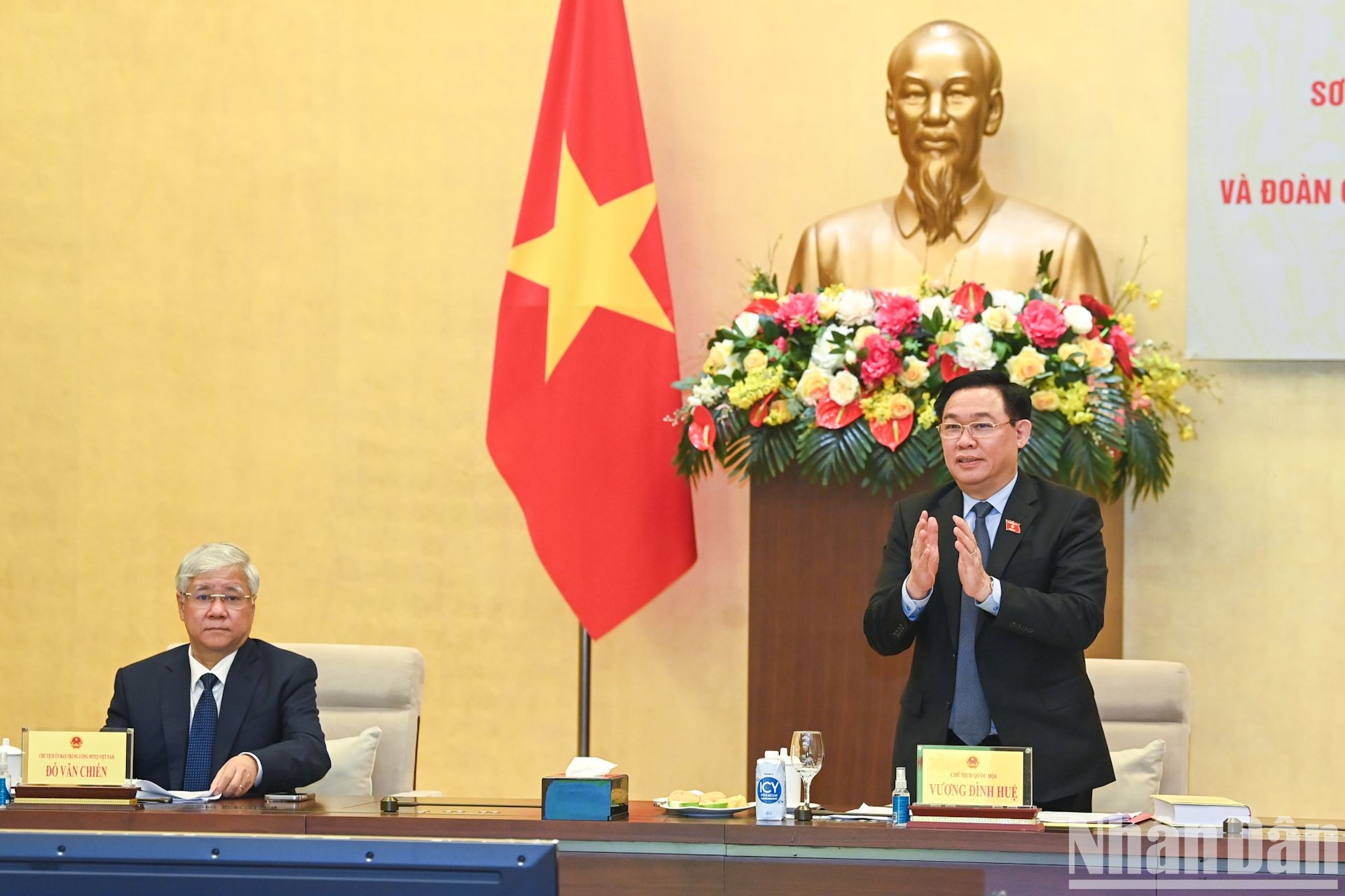Chủ tịch Quốc hội Vương Đình Huệ và Chủ tịch Ủy ban Trung ương Mặt trận Tổ quốc Việt Nam Đỗ Văn Chiến dự và chủ trì hội nghị.