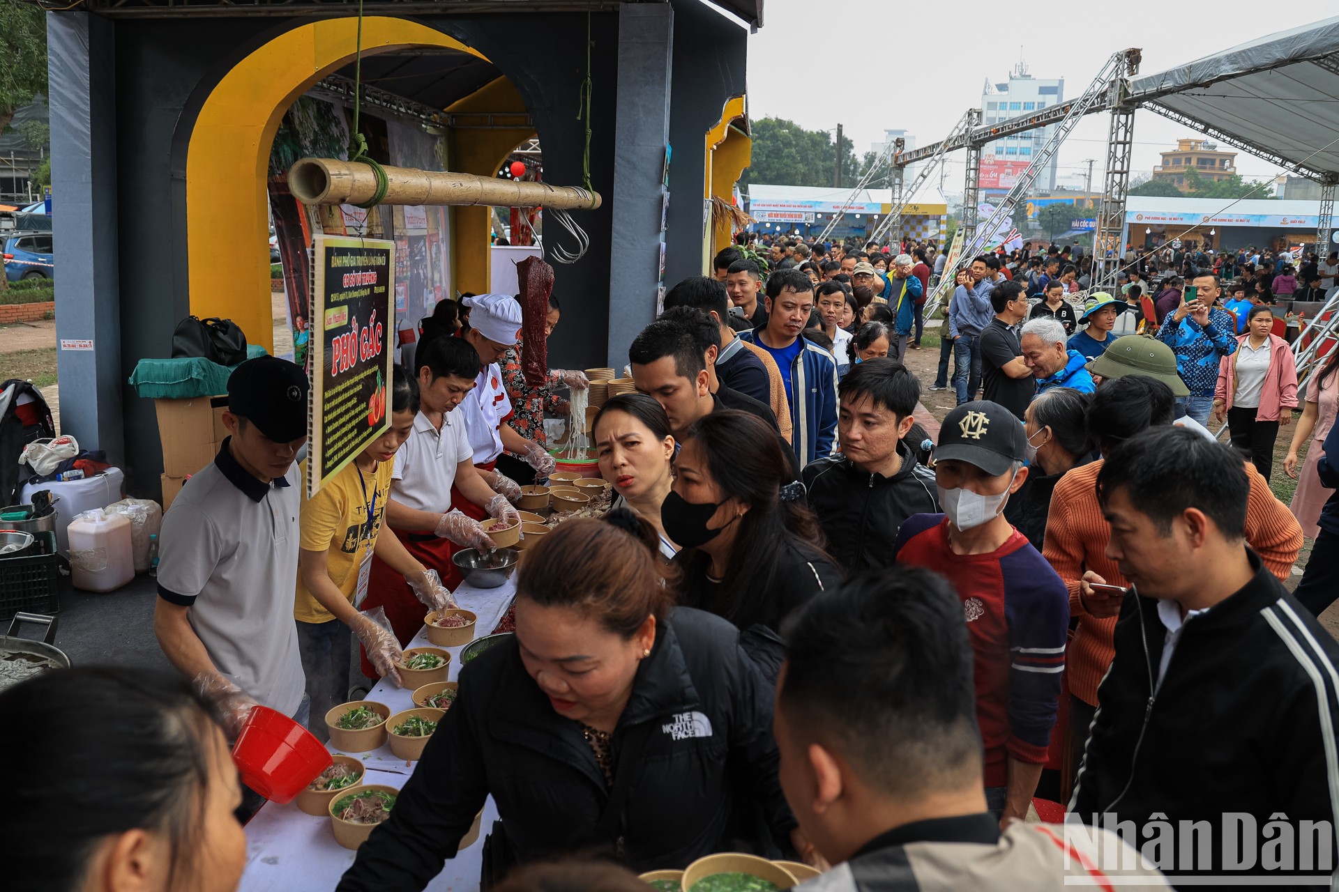 [Ảnh] Người dân xếp hàng mua phở tại Festival Phở 2024