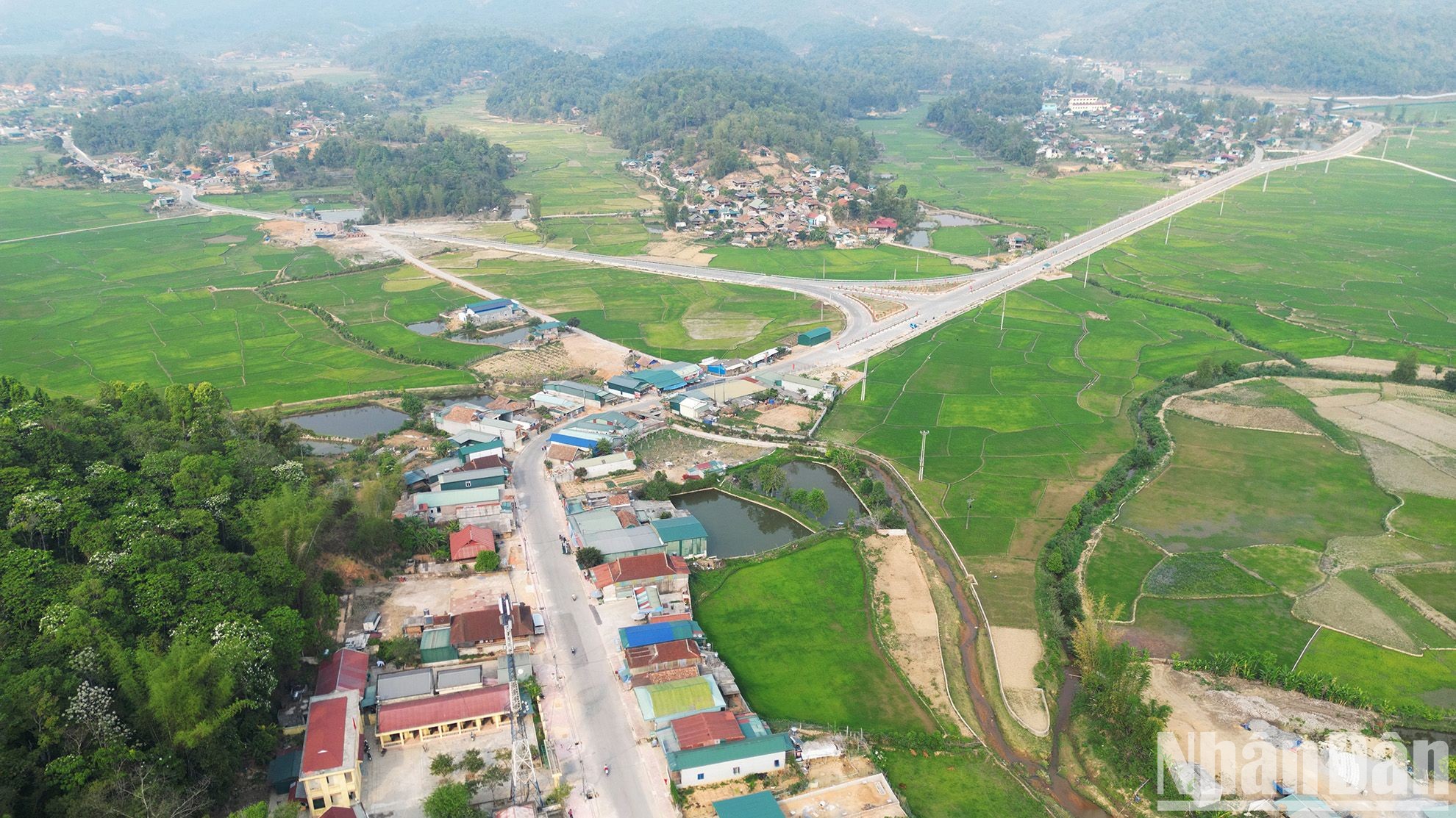 Nằm cách thành phố Điện Biên Phủ, tỉnh Điện Biên khoảng 30km, dọc theo Quốc lộ 279B, mất khoảng gần 1 giờ đồng hồ di chuyển là Khu tưởng niệm và Sở chỉ huy chiến dịch Điện Biên Phủ, tại xã Mường Phăng, nơi góp phần quan trọng làm nên một chiến thắng lịch sử sau 56 ngày đêm khoét núi, ngủ hầm, mưa dầm, cơm vắt, máu trộn bùn non.