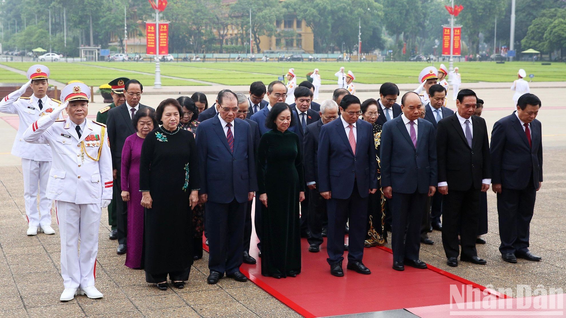 Các đồng chí lãnh đạo, nguyên lãnh đạo Đảng, Nhà nước vào Lăng viếng Chủ tịch Hồ Chí Minh.