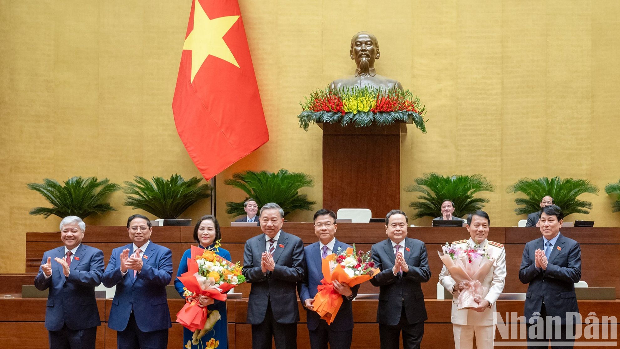 Chủ tịch nước Tô Lâm, Thủ tướng Phạm Minh Chính, Chủ tịch Quốc hội Trần Thanh Mẫn, Thường trực Ban Bí thư Lương Cường và Chủ tịch Ủy ban Trung ương Mặt trận Tổ quốc Việt Nam Đỗ Văn Chiến tặng hoa chúc mừng Phó Thủ tướng Lê Thành Long, Phó Chủ tịch Quốc hội Nguyễn Thị Thanh và Bộ trưởng Công an Lương Tam Quang.