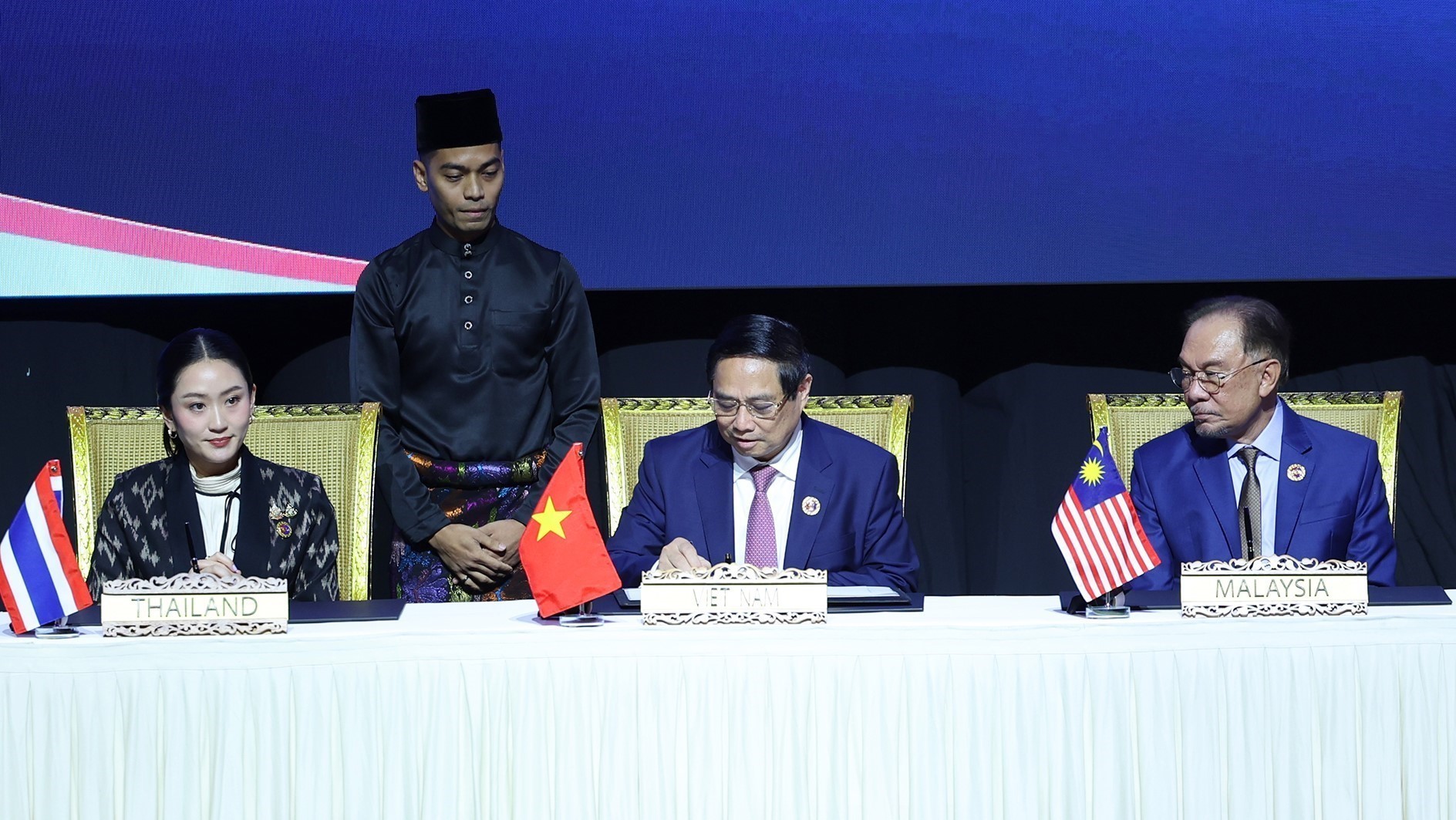Thủ tướng Phạm Minh Chính cùng lãnh đạo các nước ASEAN ký Tuyên bố Kuala Lumpur “ASEAN 2045: Tương lai chung của chúng ta". (Ảnh: TTXVN)