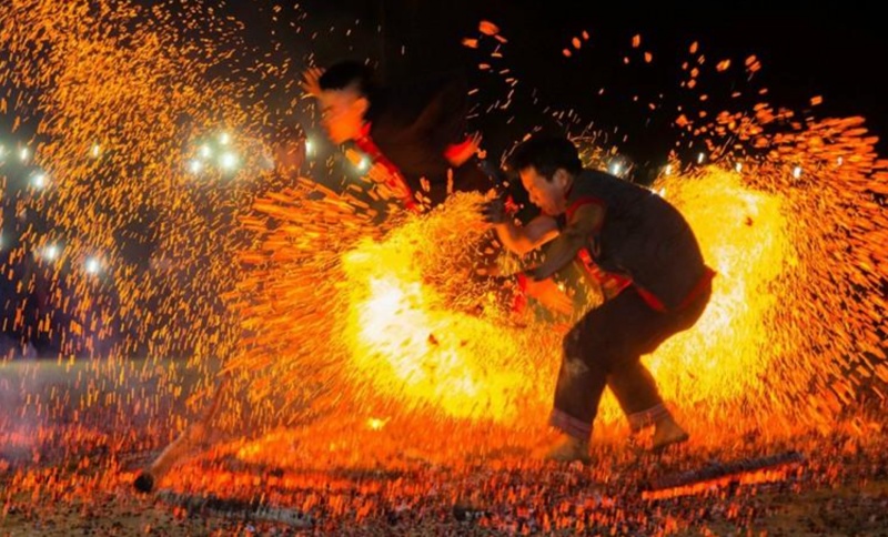 Trong đời sống tinh thần của người Pà Thẻn, ngọn lửa tượng trưng cho sự sống.