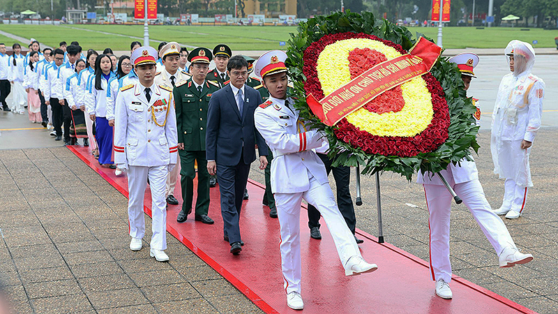 Đoàn đại biểu vào Lăng viếng Chủ tịch Hồ Chí Minh.