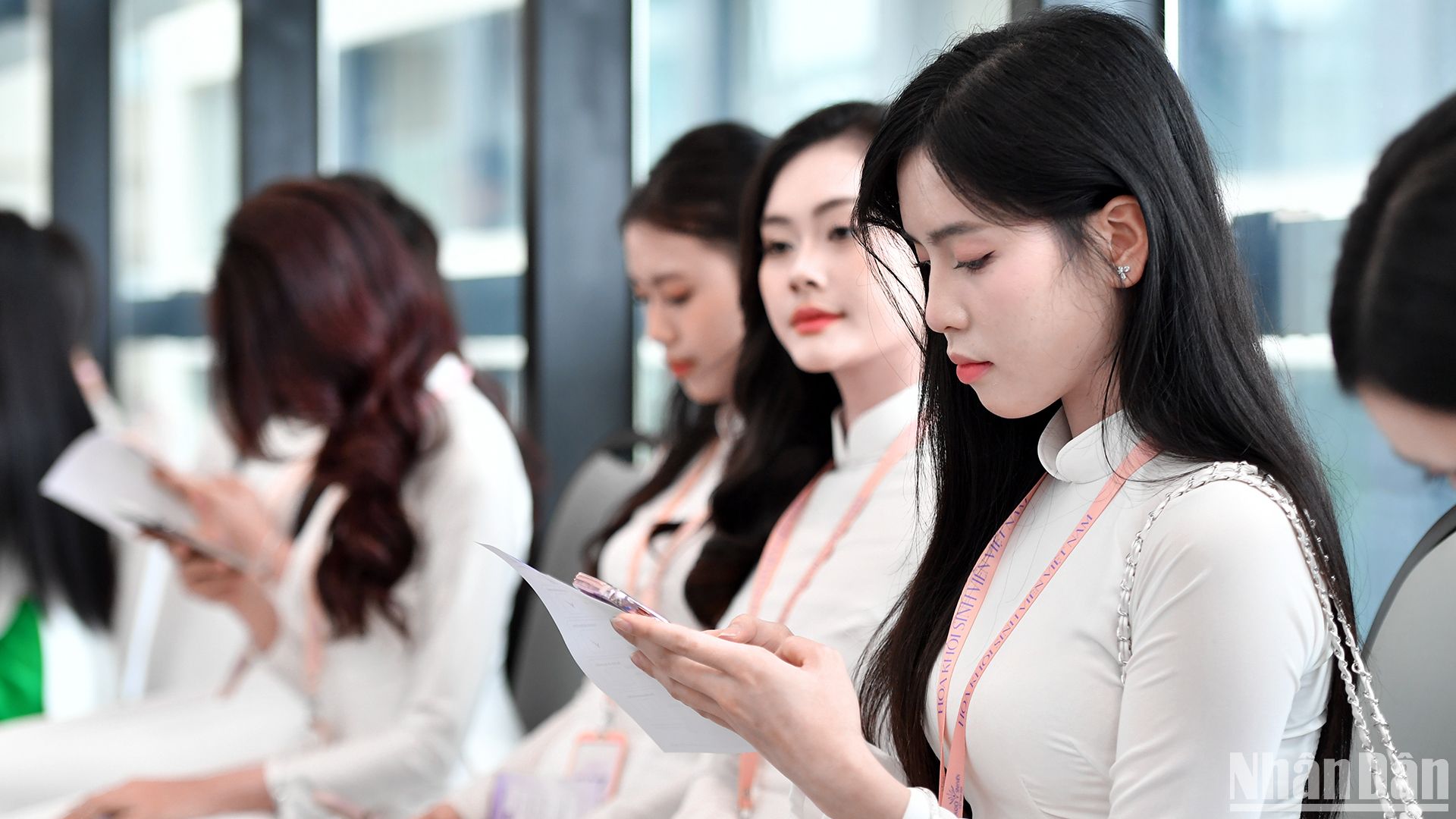 Các thí sinh tranh thủ điểm lại kiến thức cần thiết trước khi bước vào vòng casting.