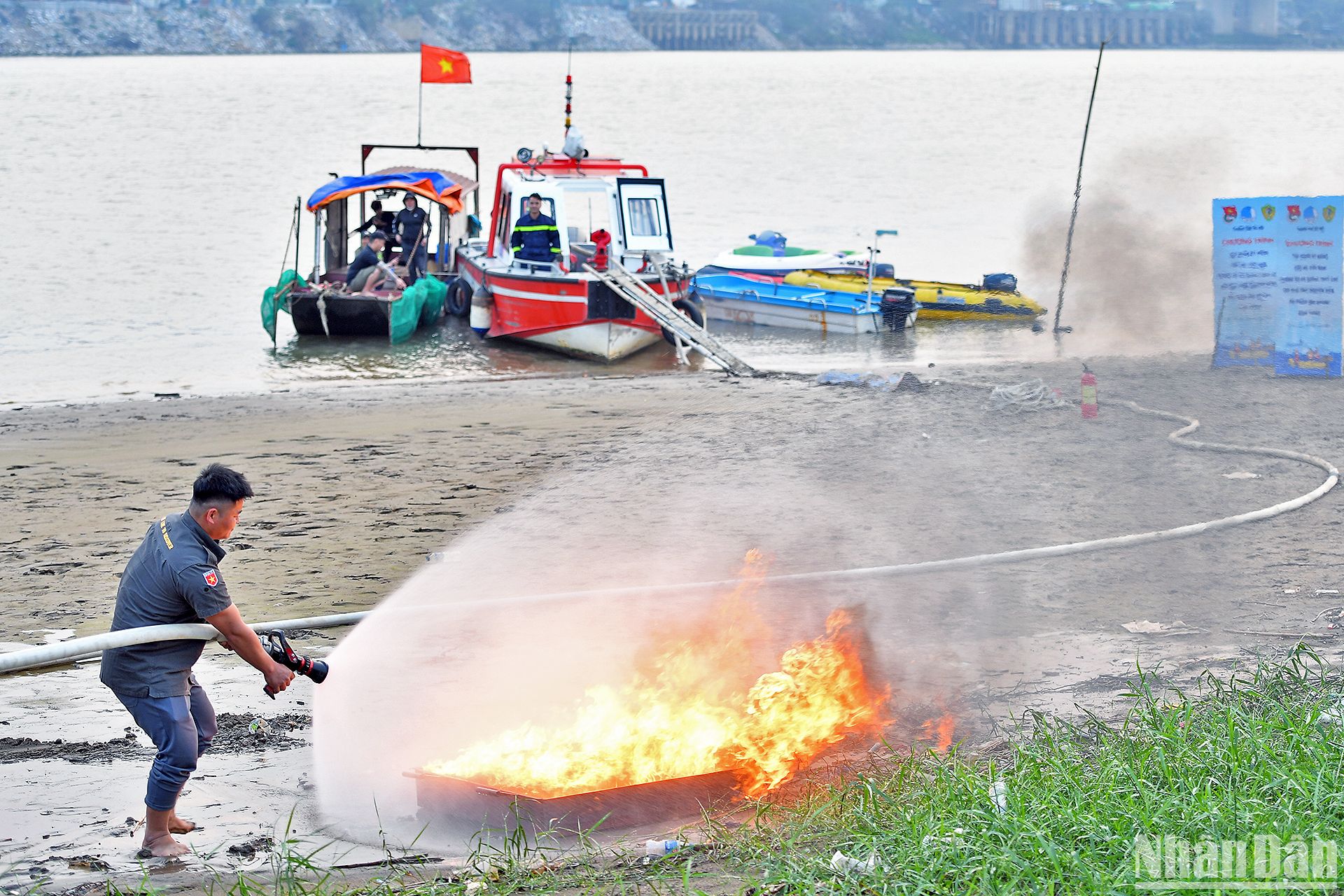 Đoàn viên, thanh niên và thành viên các đội hình tình nguyện của Thủ đô tập huấn kỹ năng phòng cháy, chữa cháy, cứu hộ, cứu nạn bên bờ sông Hồng.
