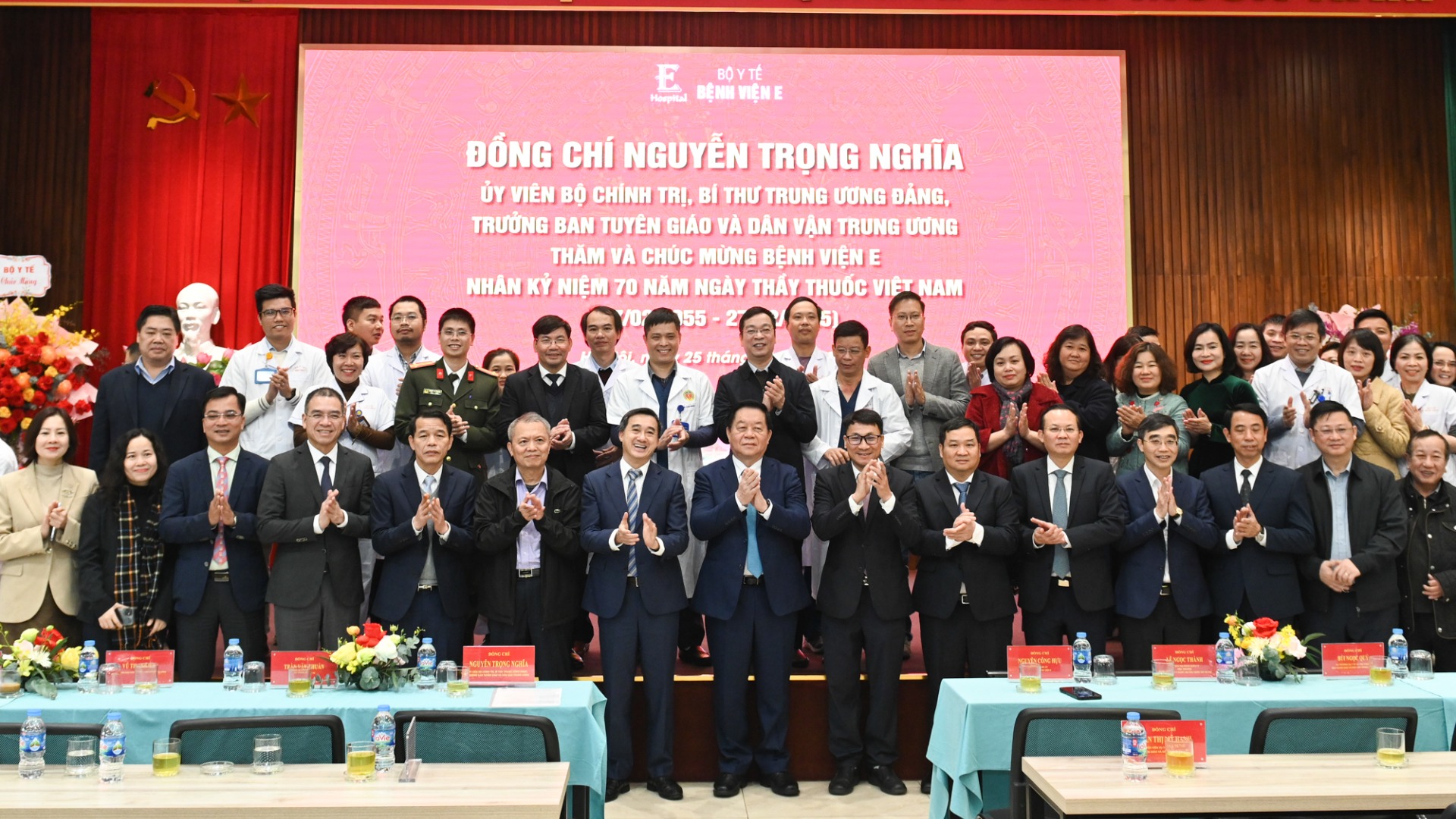 Trưởng Ban Tuyên giáo và Dân vận Trung ương Nguyễn Trọng Nghĩa với các y, bác sĩ, nhân viên y tế Bệnh viện E. 