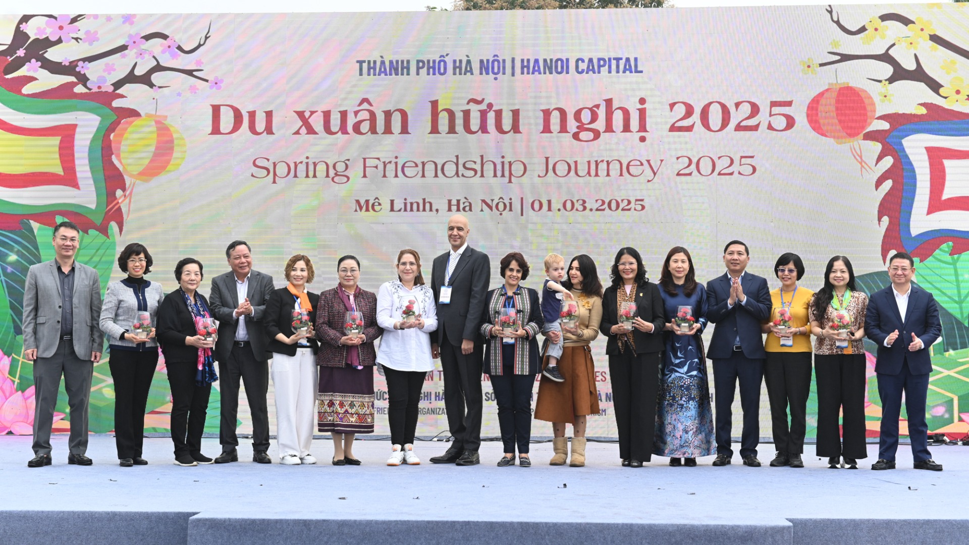 Những món quà là sản phẩm của Mê Linh gửi tặng các Đại sứ, phu nhân Đại sứ nhân ngày Quốc tế Phụ nữ 8/3.