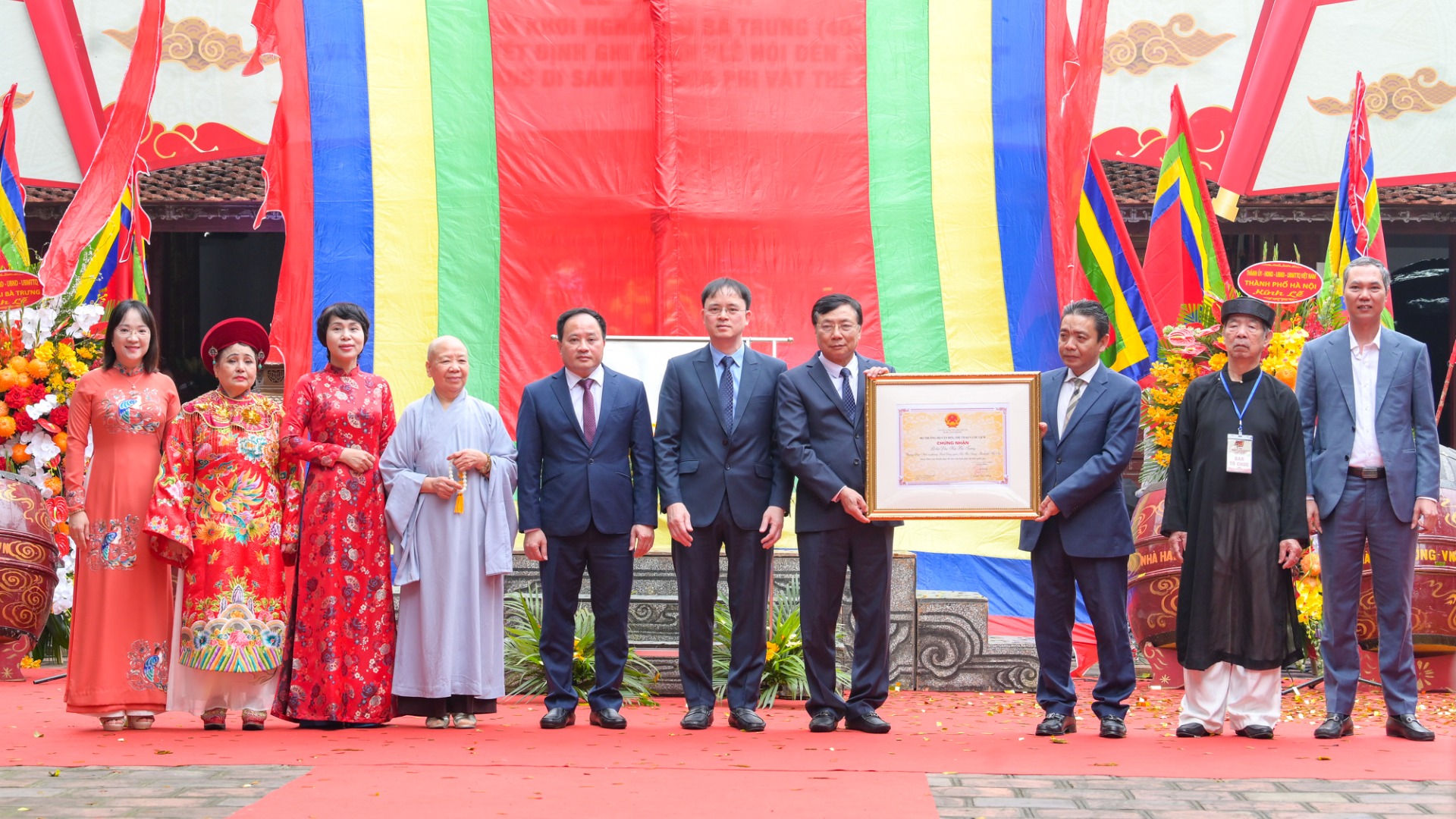 Thứ trưởng Văn hóa, Thể thao và Du lịch Hoàng Đạo Cương trao Quyết định ghi danh Di sản văn hóa phi vật thể quốc gia Lễ hội đền Hai Bà Trưng cho đại diện quận Hai Bà Trưng và các phường Đồng Nhân, Bạch Đằng.