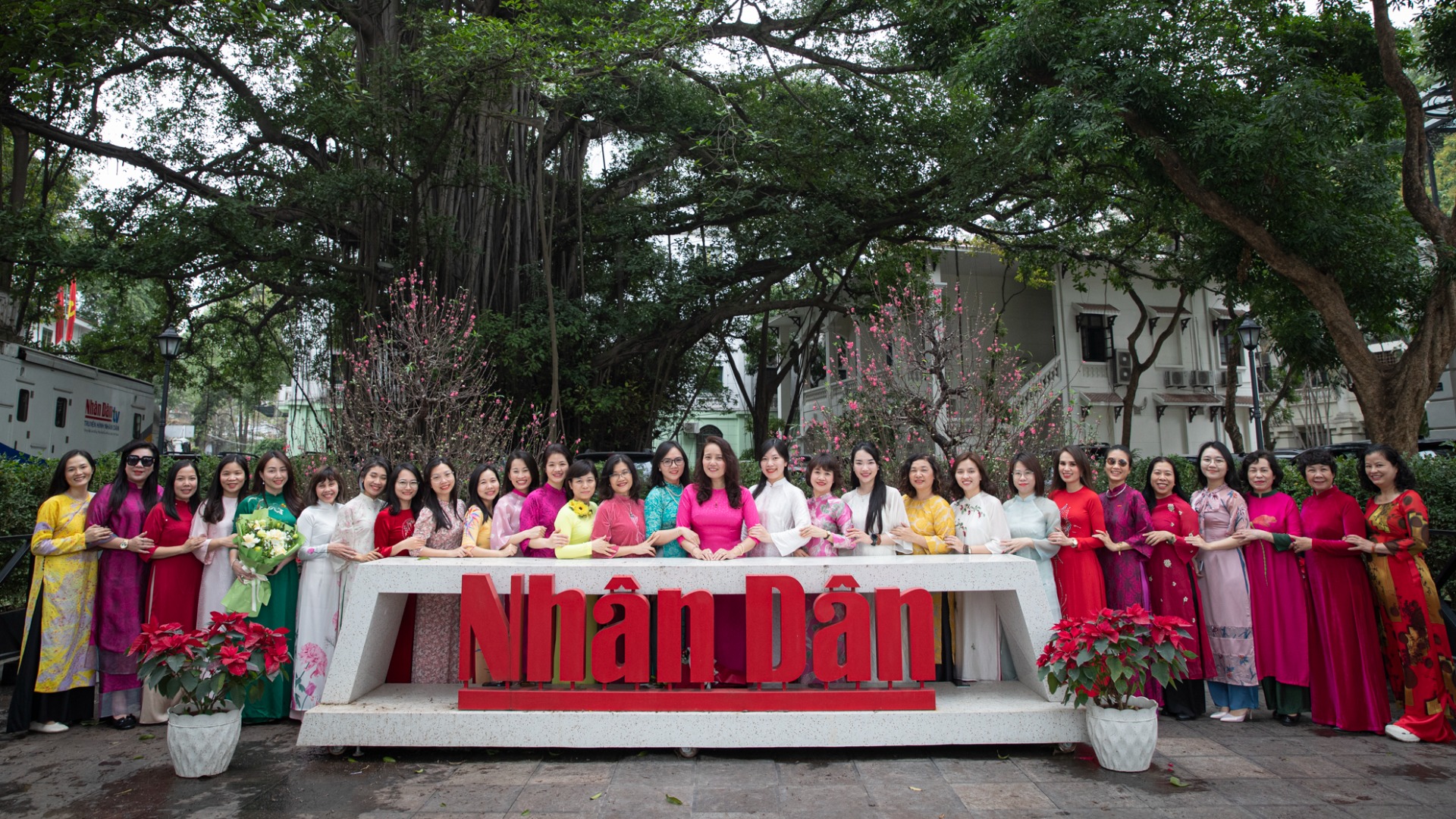 Nữ cán bộ, người lao động Báo Nhân Dân hưởng ứng “Tuần lễ áo dài”.