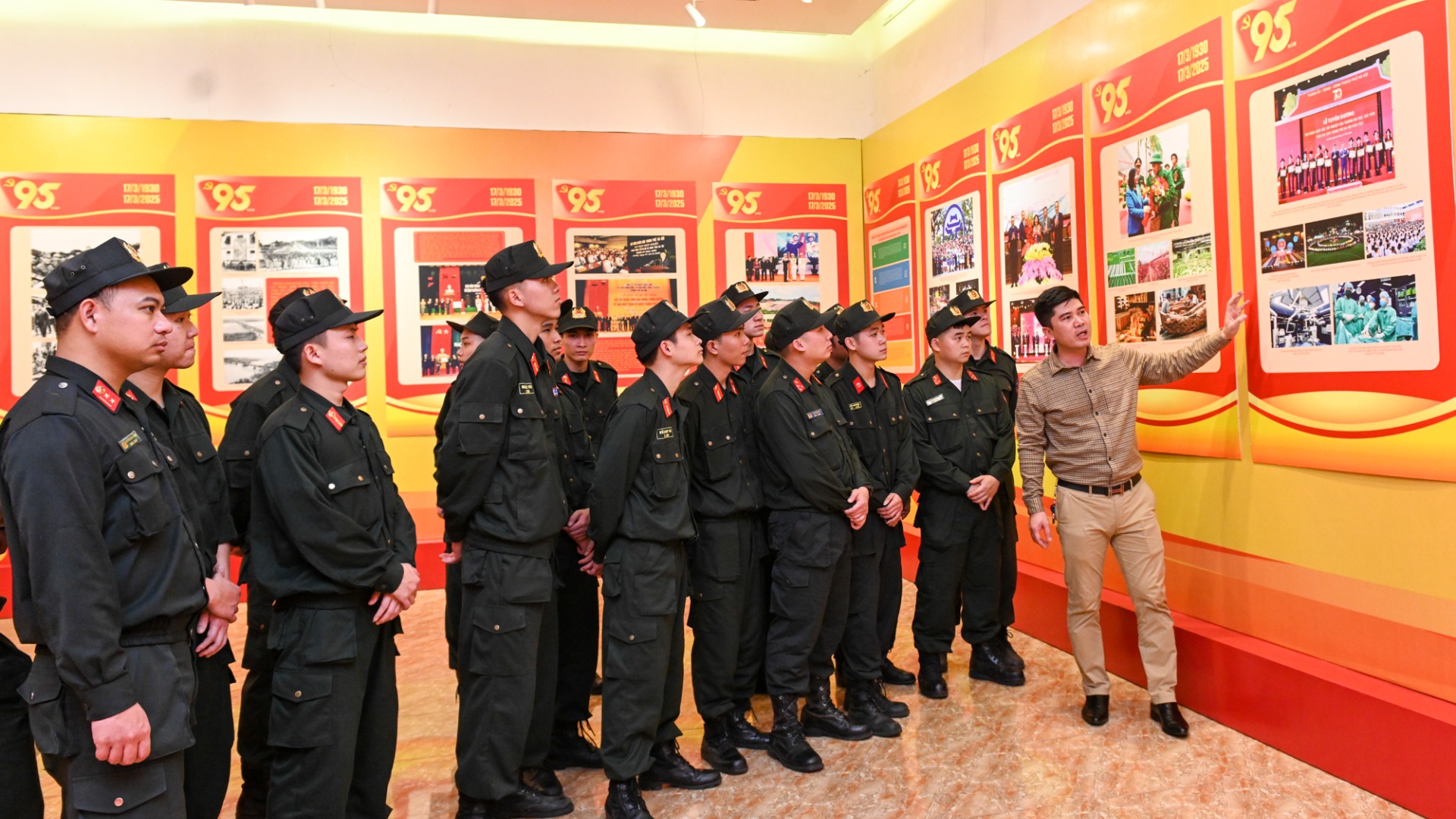 Đoàn viên Phòng Cảnh sát cơ động - Công an thành phố Hà Nội tại triển lãm.