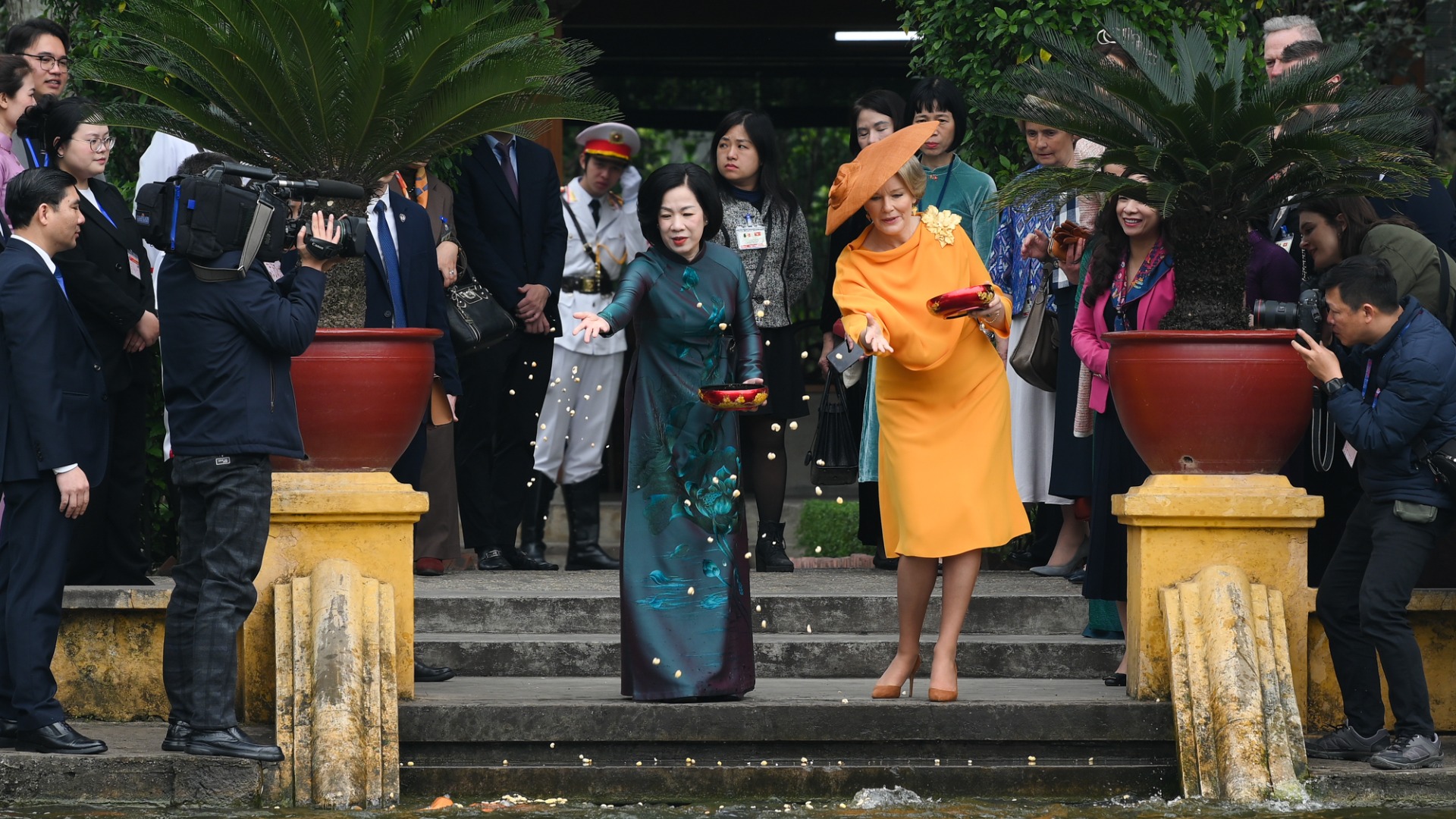 Hoàng hậu Vương quốc Bỉ Mathilde cùng bà Nguyễn Thị Minh Nguyệt, Phu nhân Chủ tịch nước Lương Cường thăm ao cá Bác Hồ.