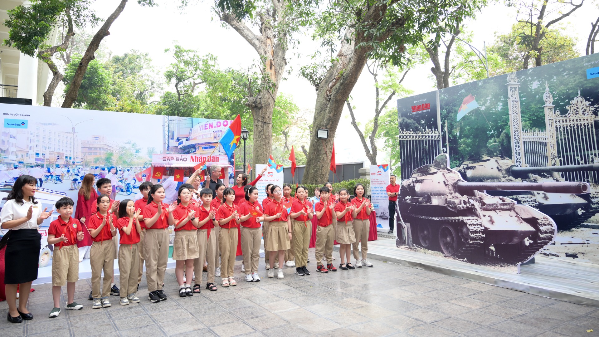 Học sinh Trường tiểu học Tràng An ( Hoàn Kiếm, Hà Nội) hào hứng tại triển lãm.
