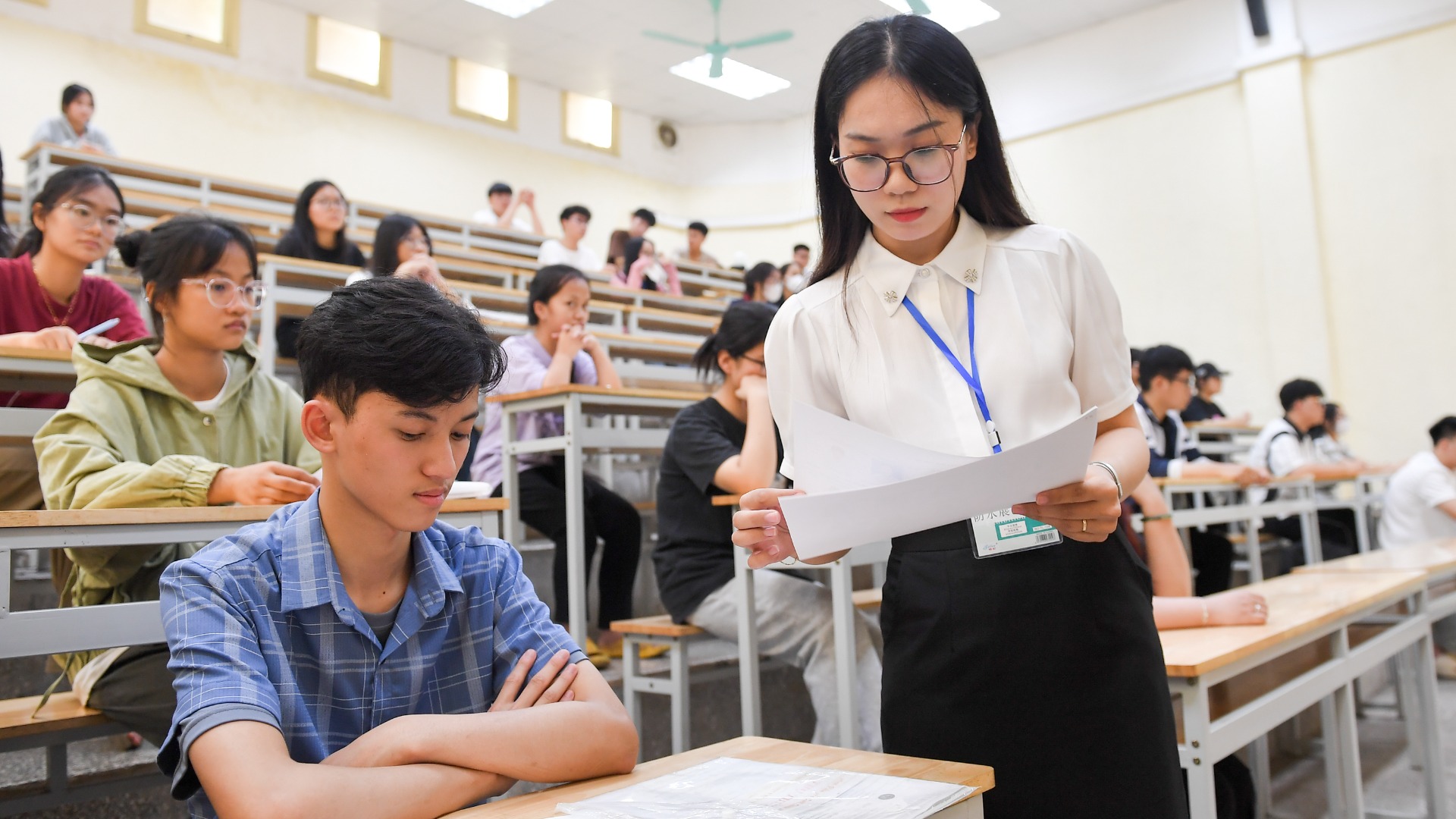 Trong sáng 17/5, các thí sinh có mặt tại phòng thi để làm thủ tục.
