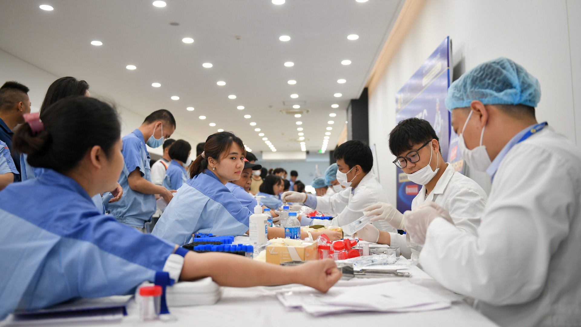 Công nhân lấy mẫu máu xét nghiệm tại ngày hội.