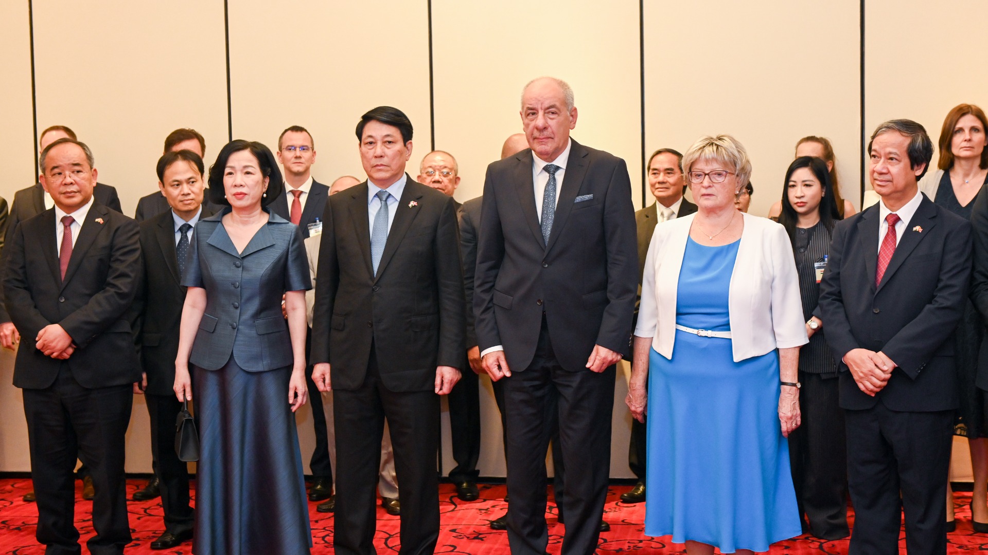 Chủ tịch nước Lương Cường cùng Phu nhân và Tổng thống Hungary Sulyok Tamas cùng Phu nhân tại triển lãm ảnh của nhiếp ảnh gia Bozoky Dezso.