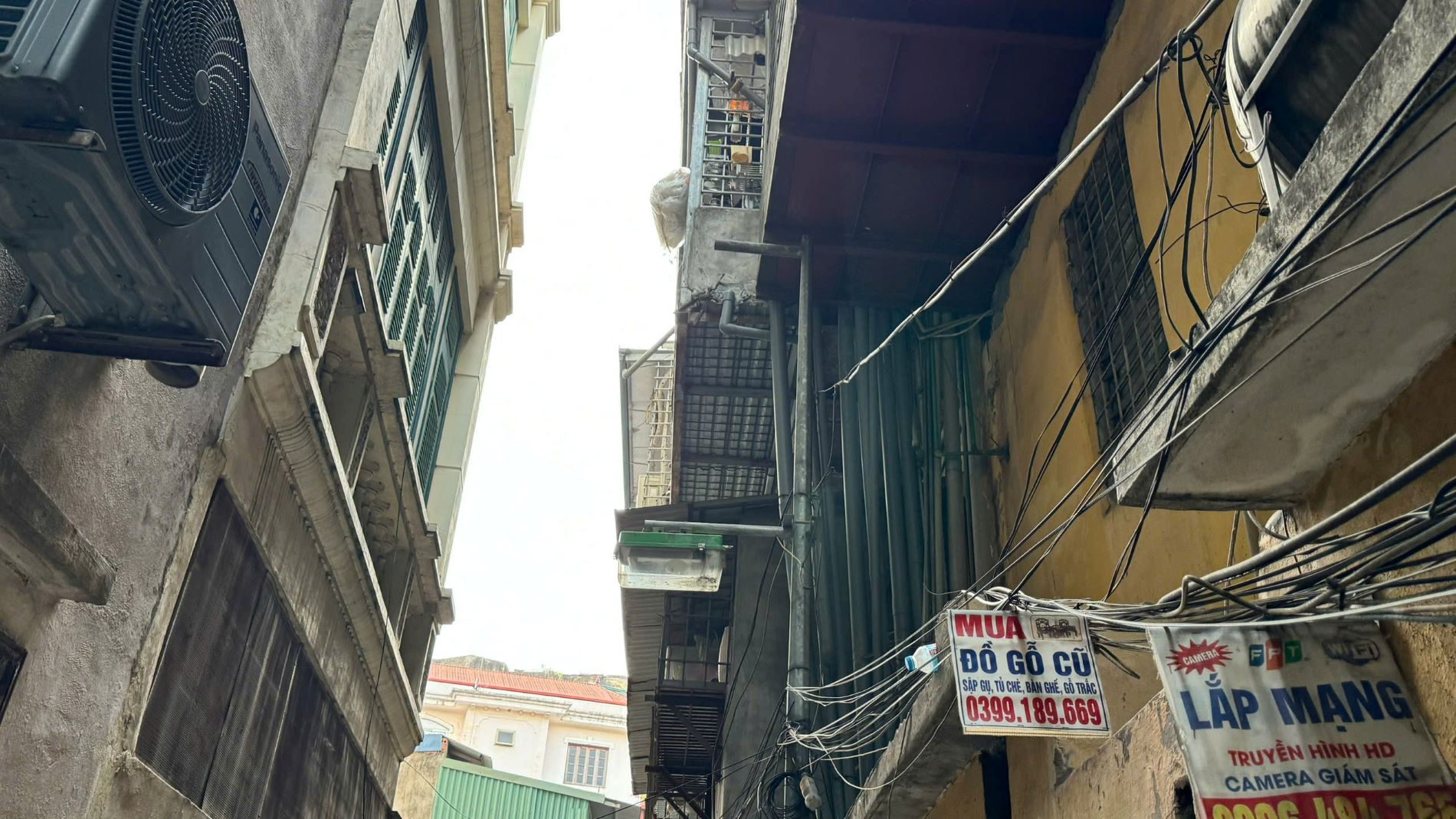 Những khu nhà tập thể cũ đang xuống cấp nghiêm trọng, không chỉ ảnh hưởng mỹ quan đô thị mà còn gây nguy hiểm cho đời sống người dân. (Ảnh: HNV)